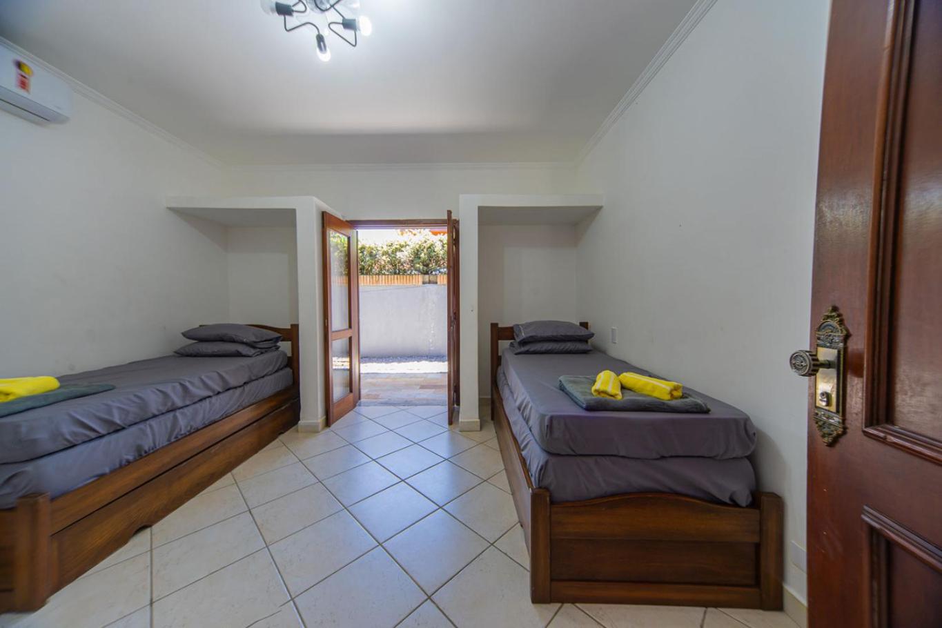 Casa c Piscina e Churrasqueira em Condominio