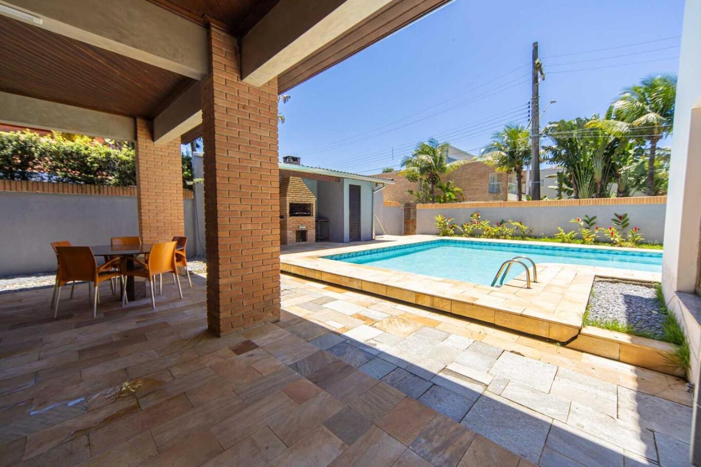 Casa c Piscina e Churrasqueira em Condominio