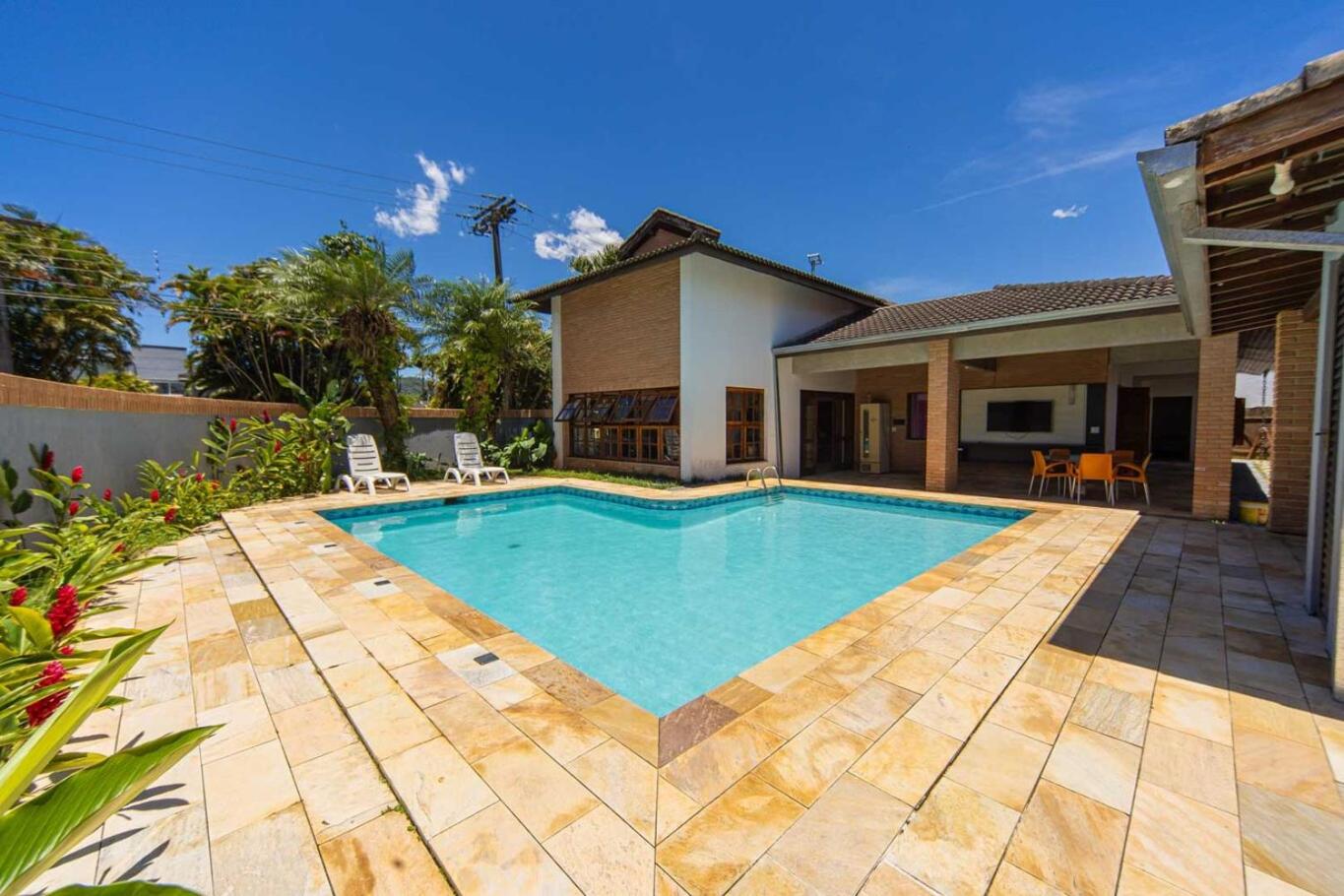 Casa c Piscina e Churrasqueira em Condominio