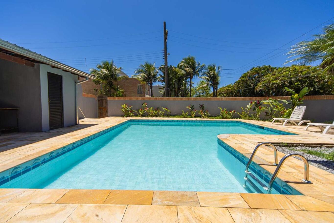 Casa c Piscina e Churrasqueira em Condominio