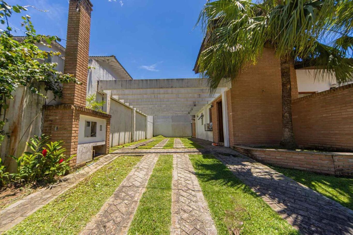 Casa c Piscina e Churrasqueira em Condominio