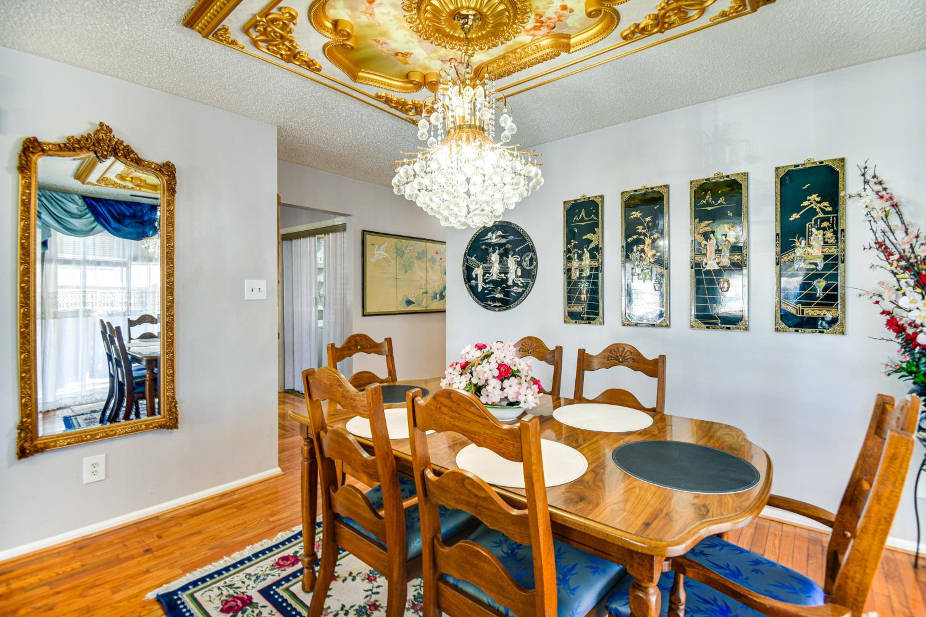 Shop, Golf and Explore Family Home in Chesapeake!