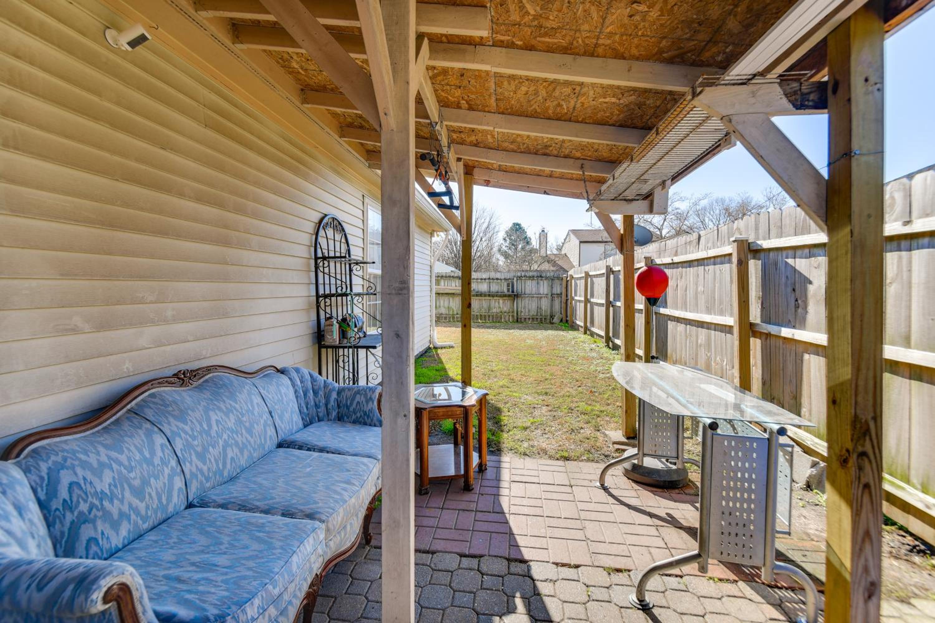 Shop, Golf and Explore Family Home in Chesapeake!