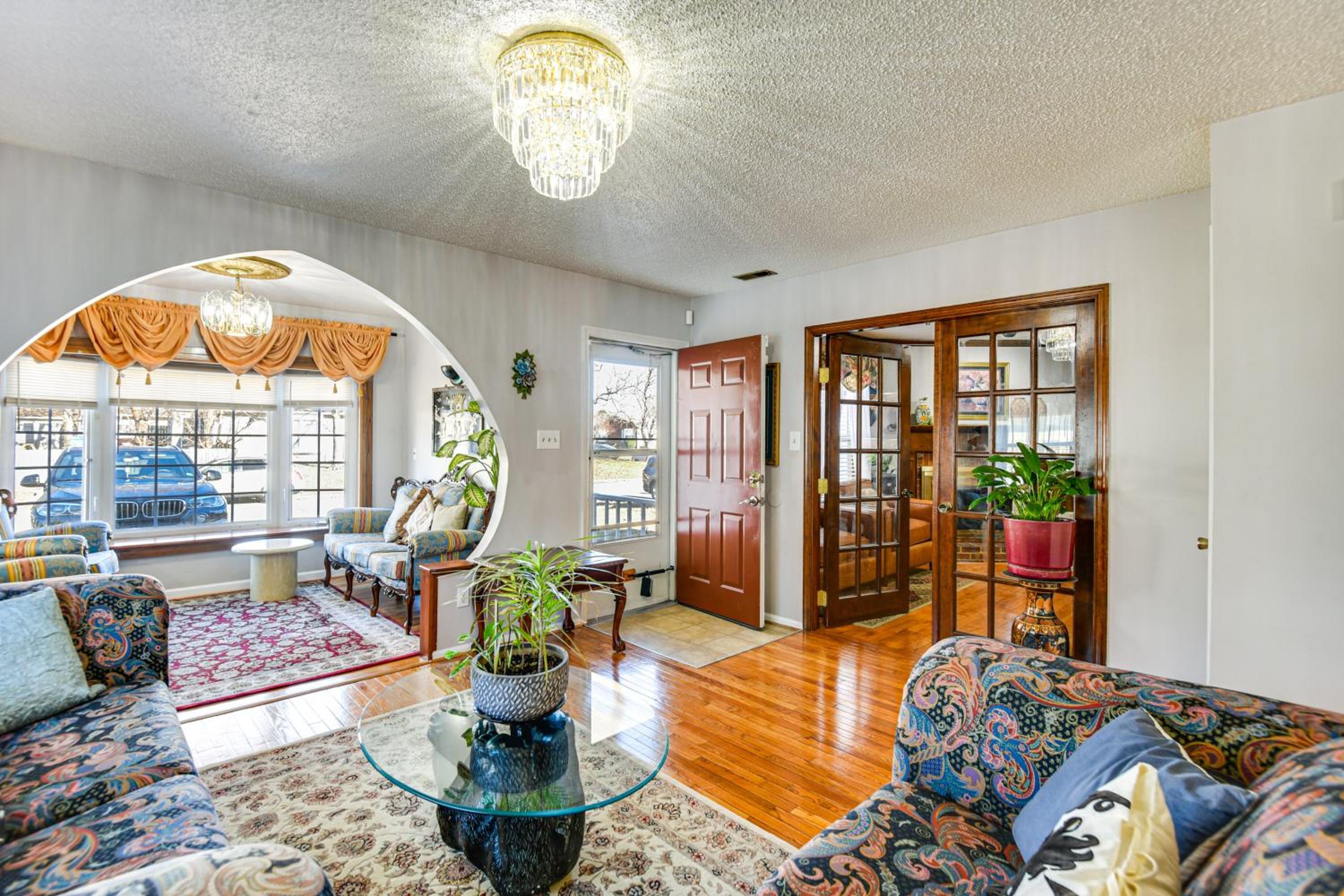 Shop, Golf and Explore Family Home in Chesapeake!