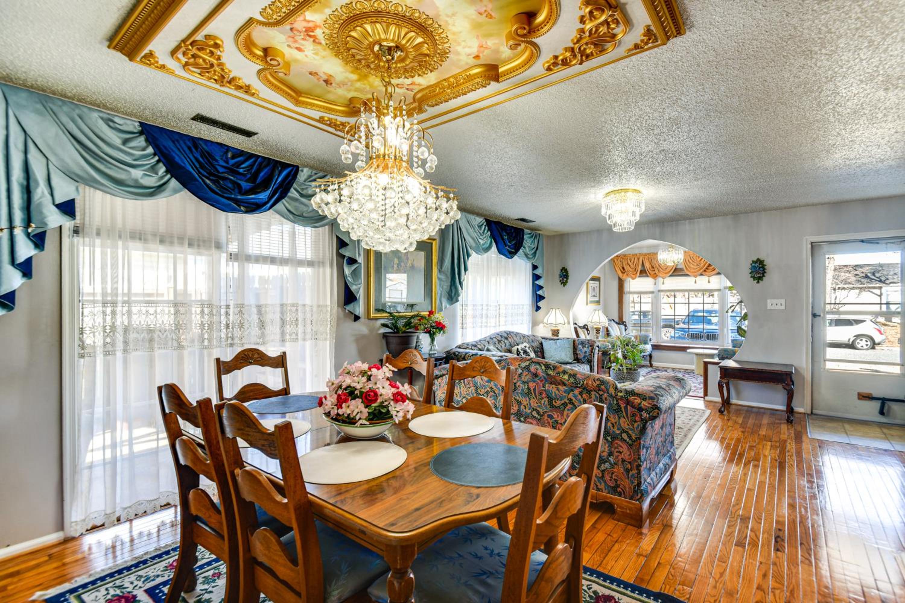 Shop, Golf and Explore Family Home in Chesapeake!