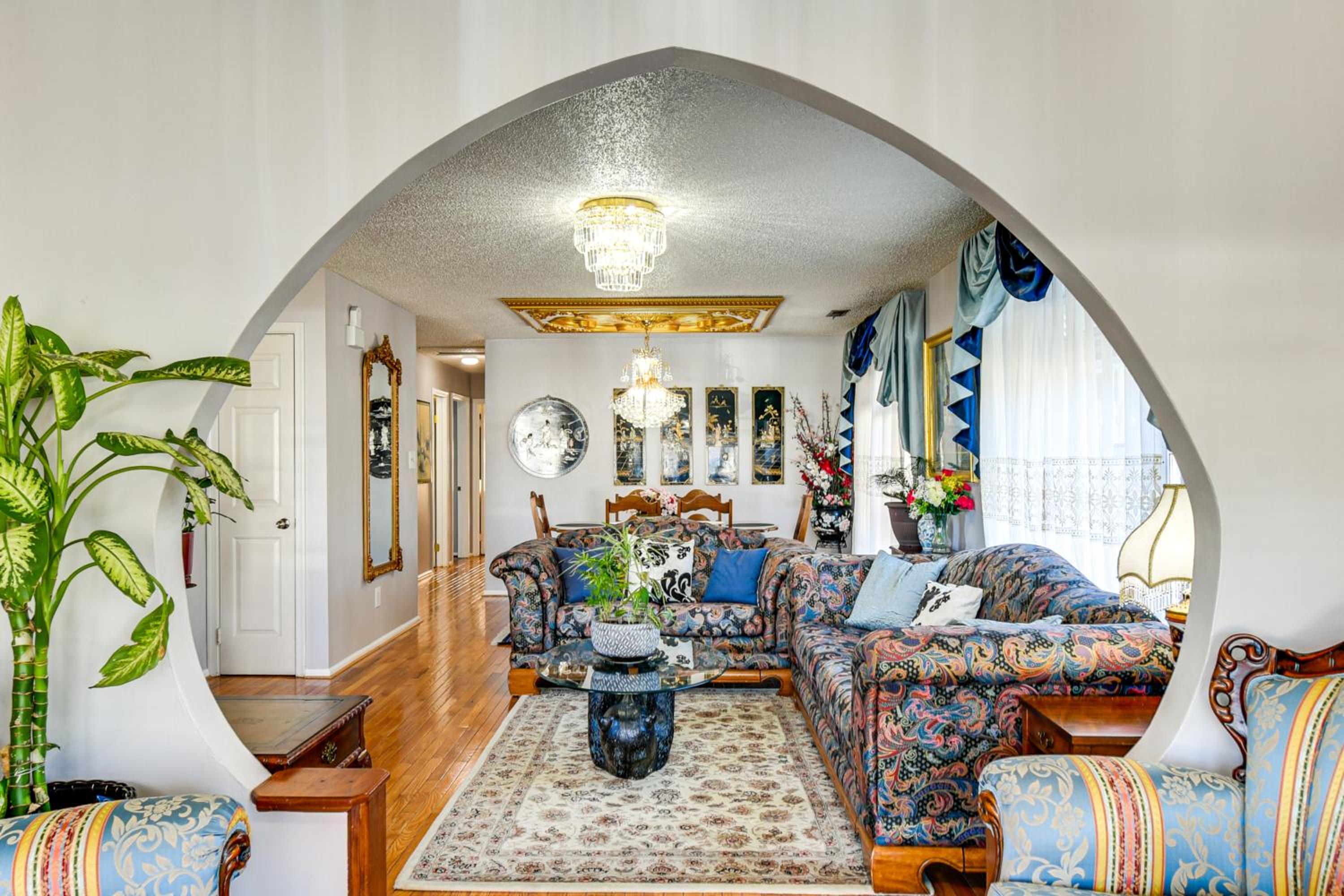 Shop, Golf and Explore Family Home in Chesapeake!
