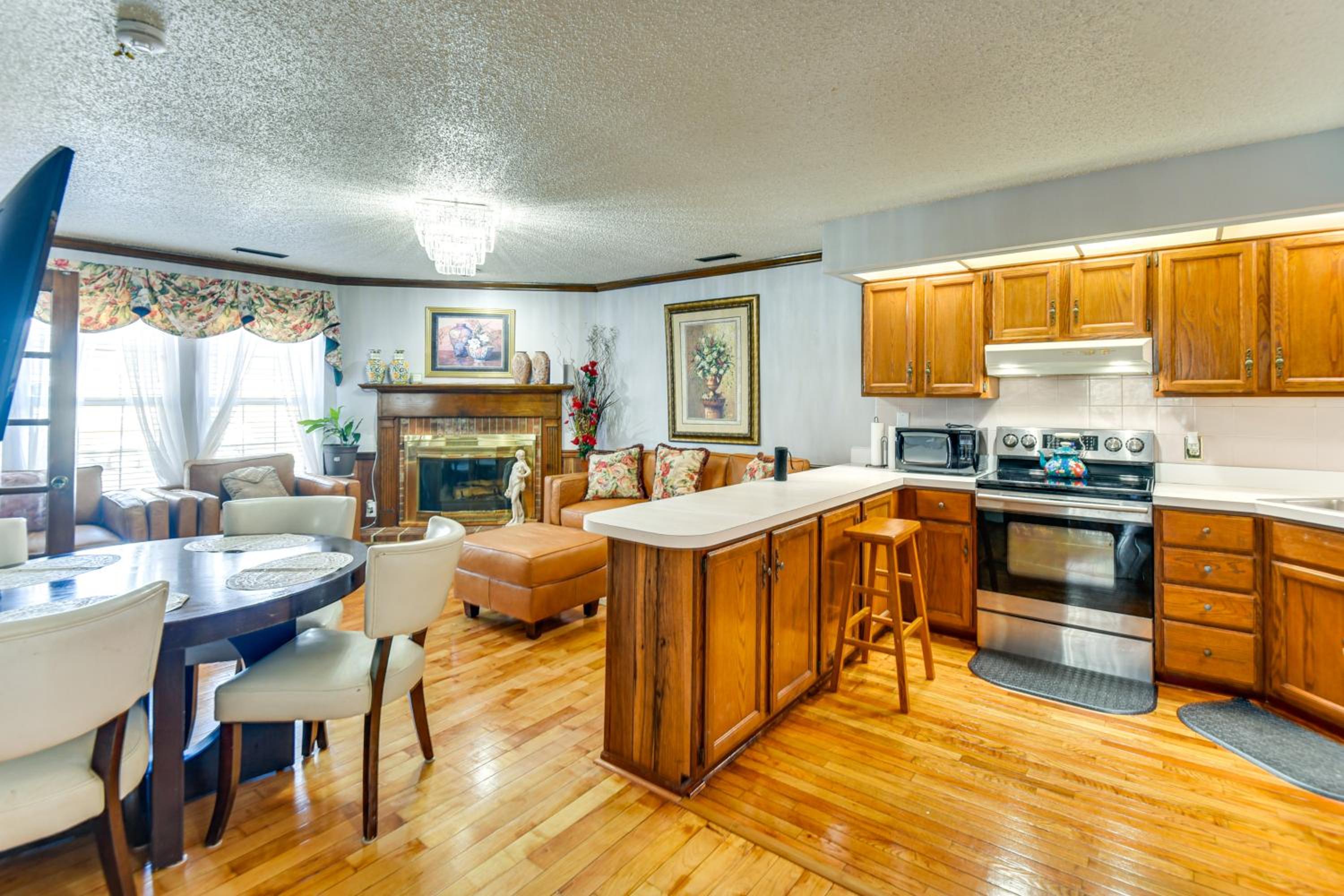 Shop, Golf and Explore Family Home in Chesapeake!