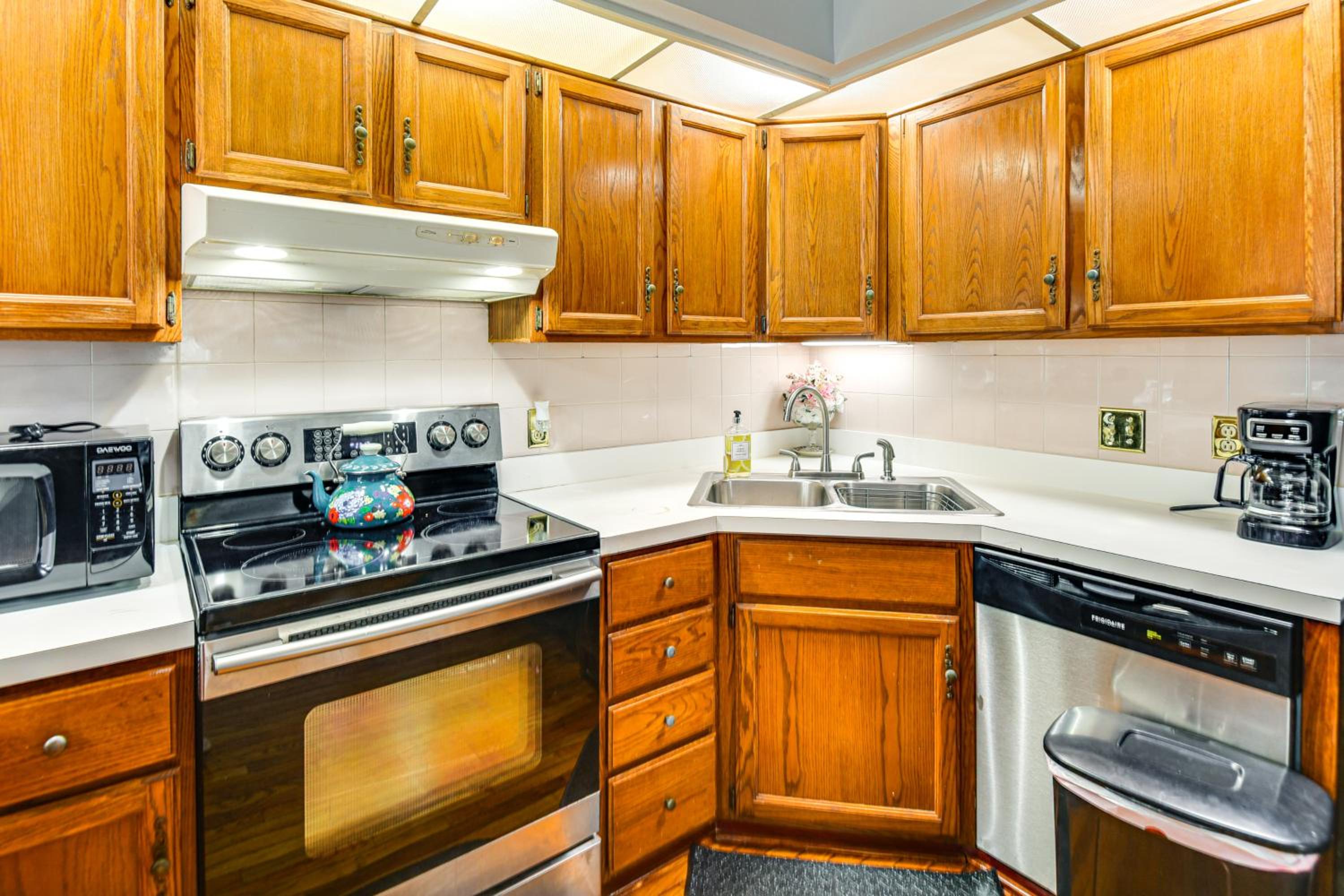 Shop, Golf and Explore Family Home in Chesapeake!
