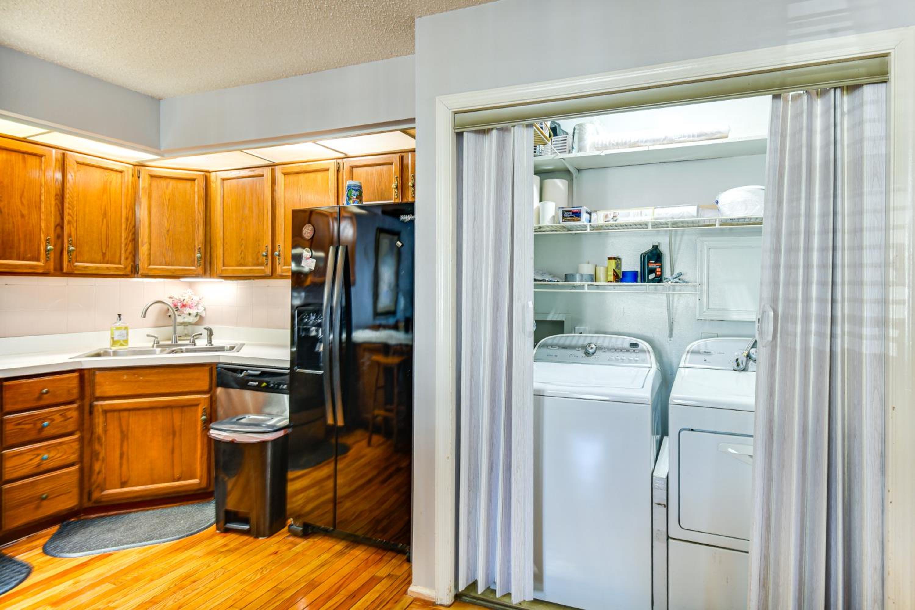 Shop, Golf and Explore Family Home in Chesapeake!