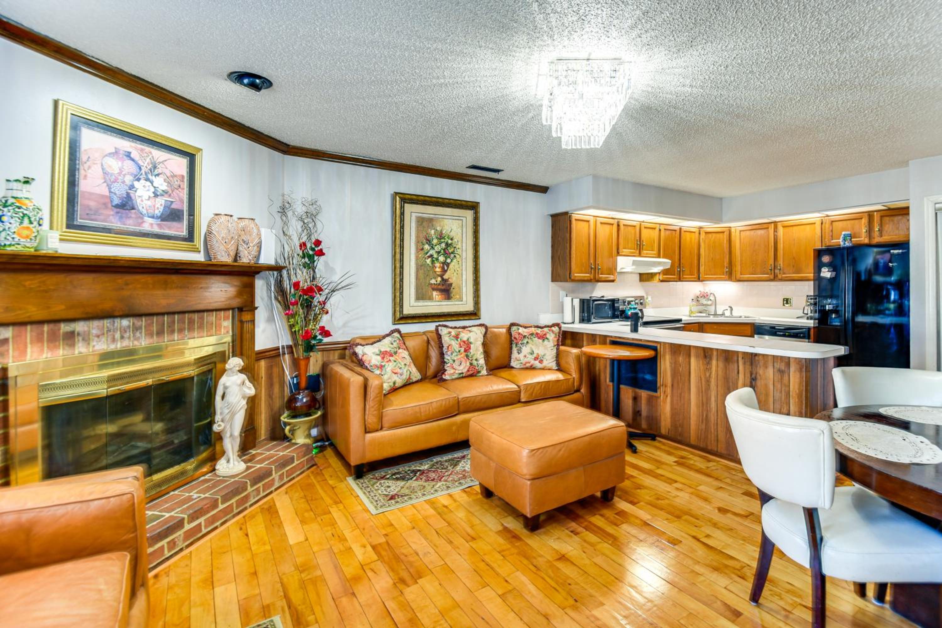 Shop, Golf and Explore Family Home in Chesapeake!