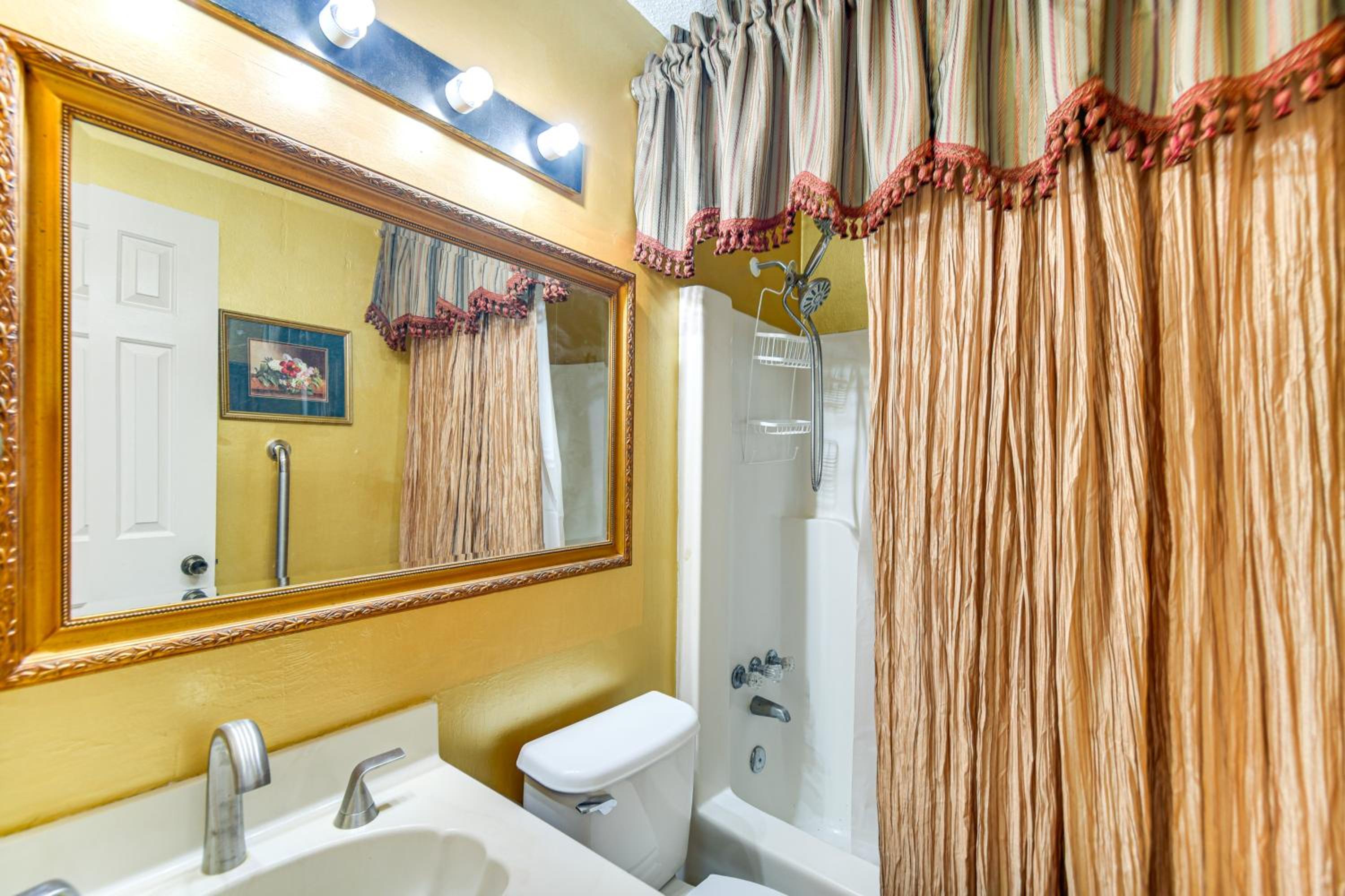 Shop, Golf and Explore Family Home in Chesapeake!