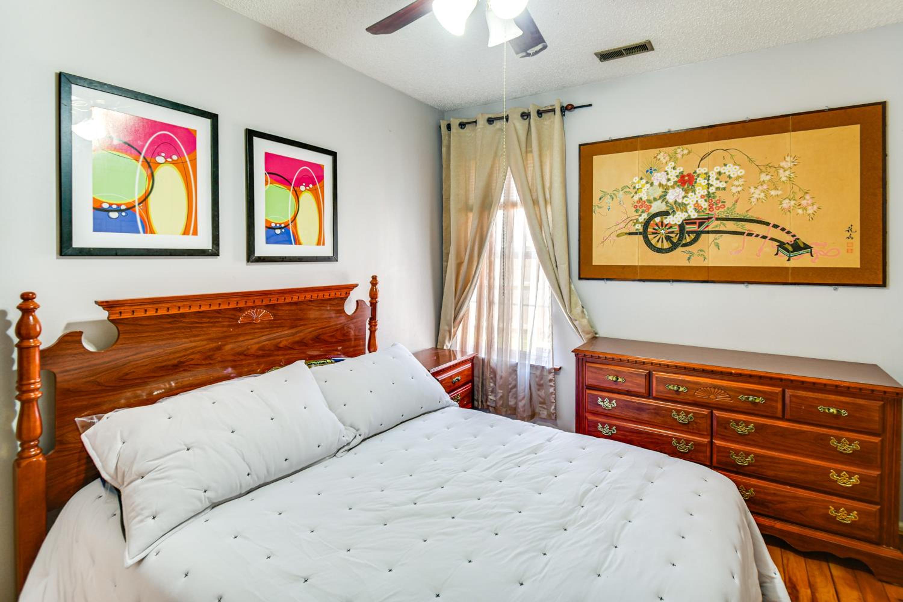 Shop, Golf and Explore Family Home in Chesapeake!
