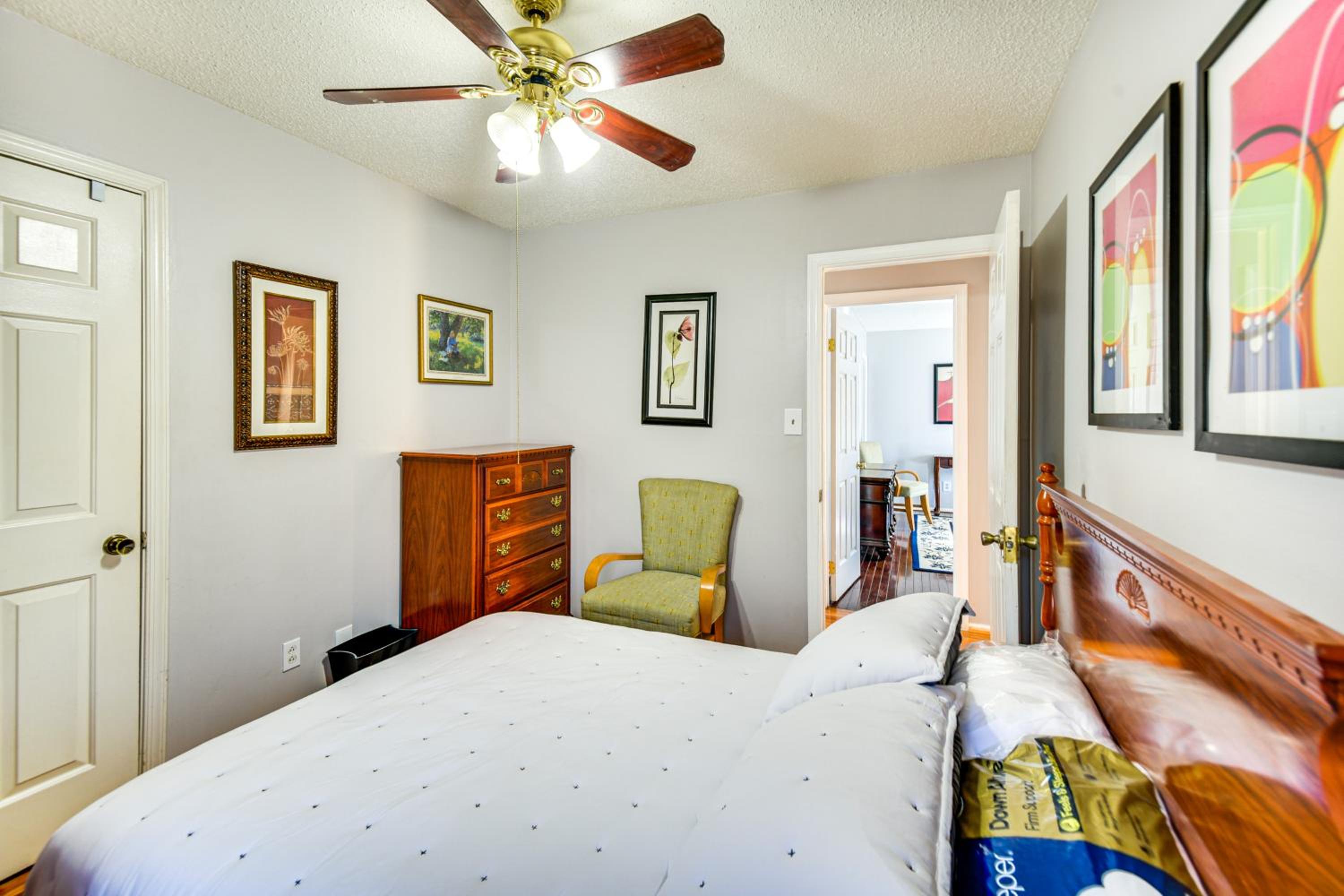 Shop, Golf and Explore Family Home in Chesapeake!