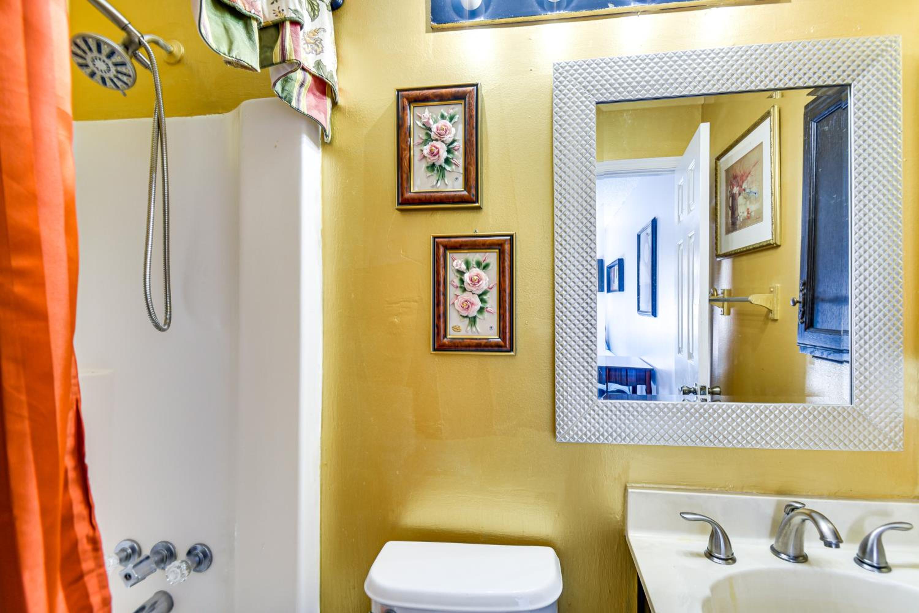 Shop, Golf and Explore Family Home in Chesapeake!