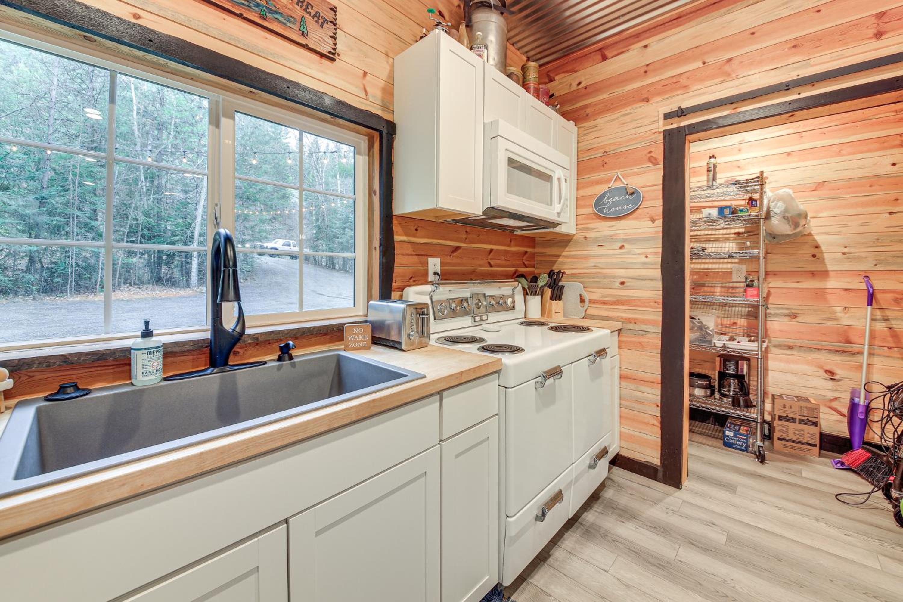 Hot Tub and Fire Pit Getaway on Pend Oreille River