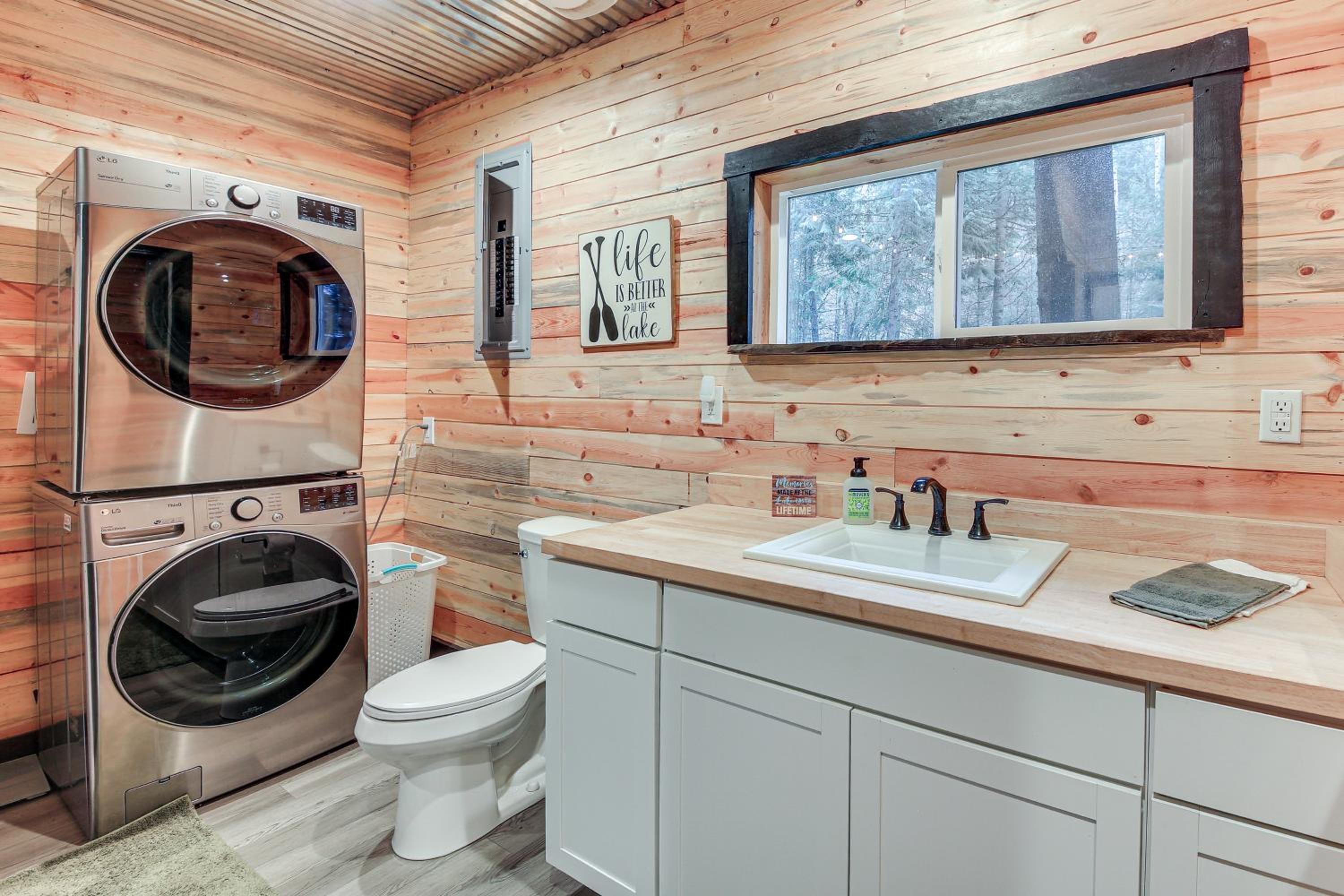 Hot Tub and Fire Pit Getaway on Pend Oreille River