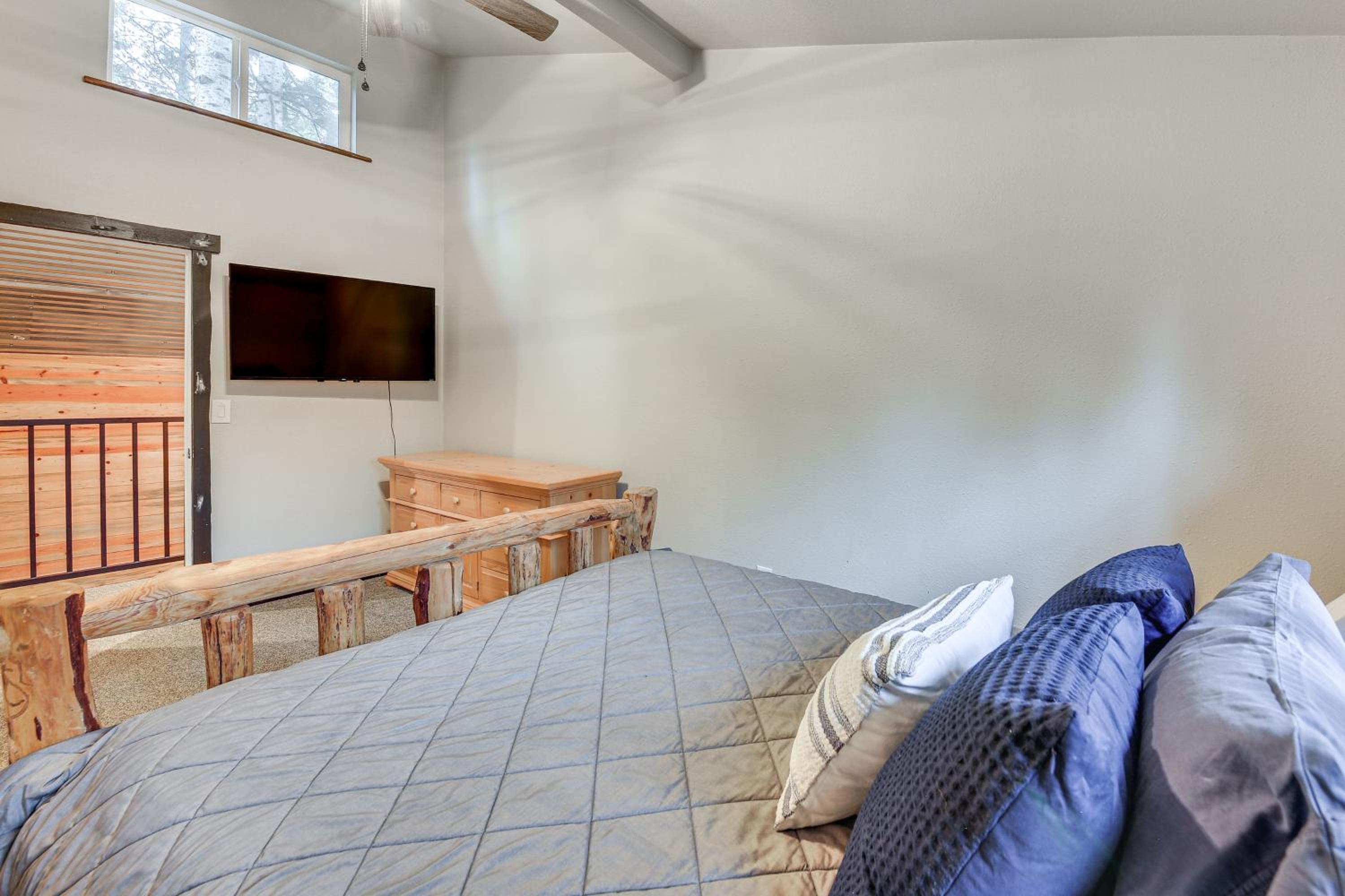 Hot Tub and Fire Pit Getaway on Pend Oreille River