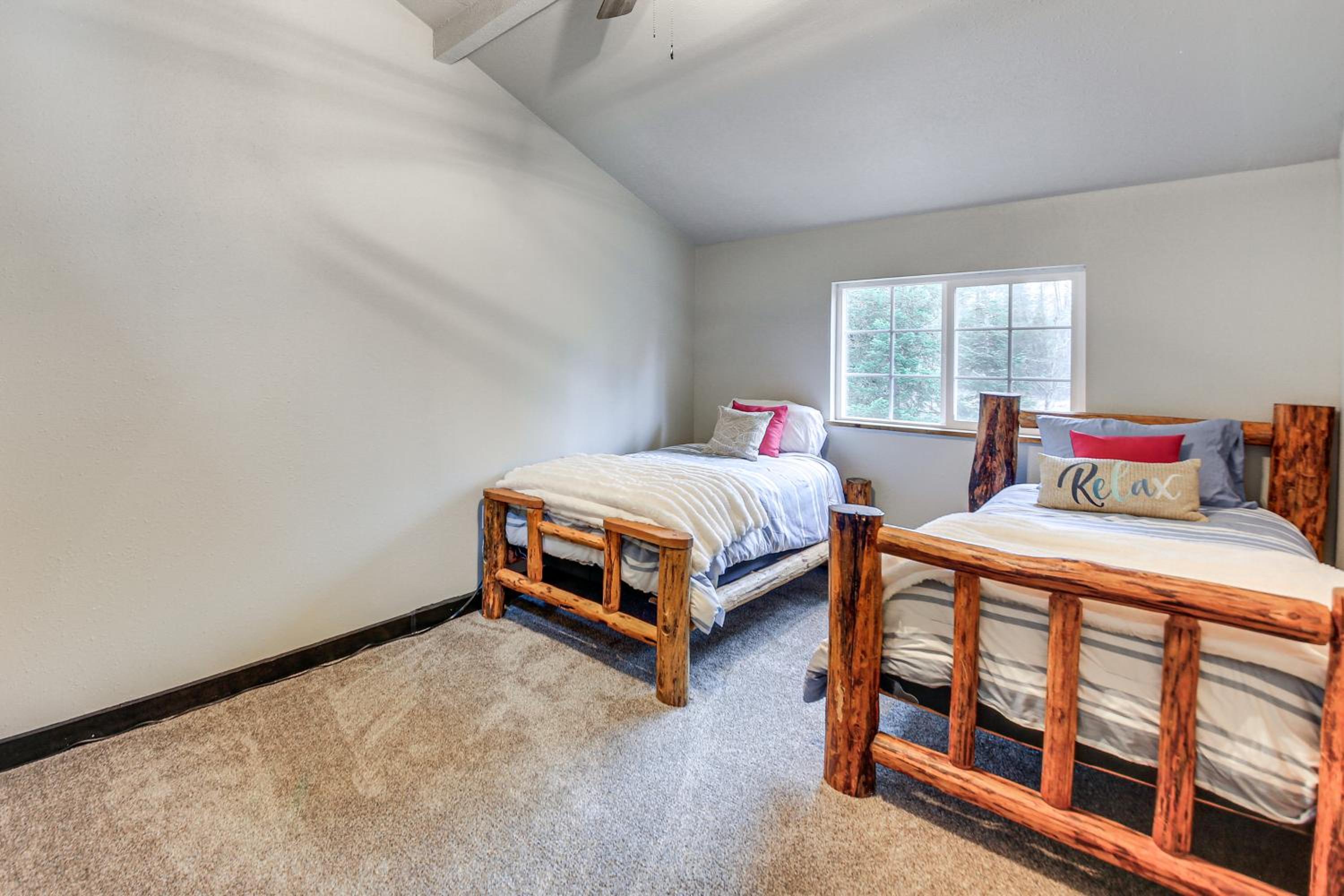 Hot Tub and Fire Pit Getaway on Pend Oreille River