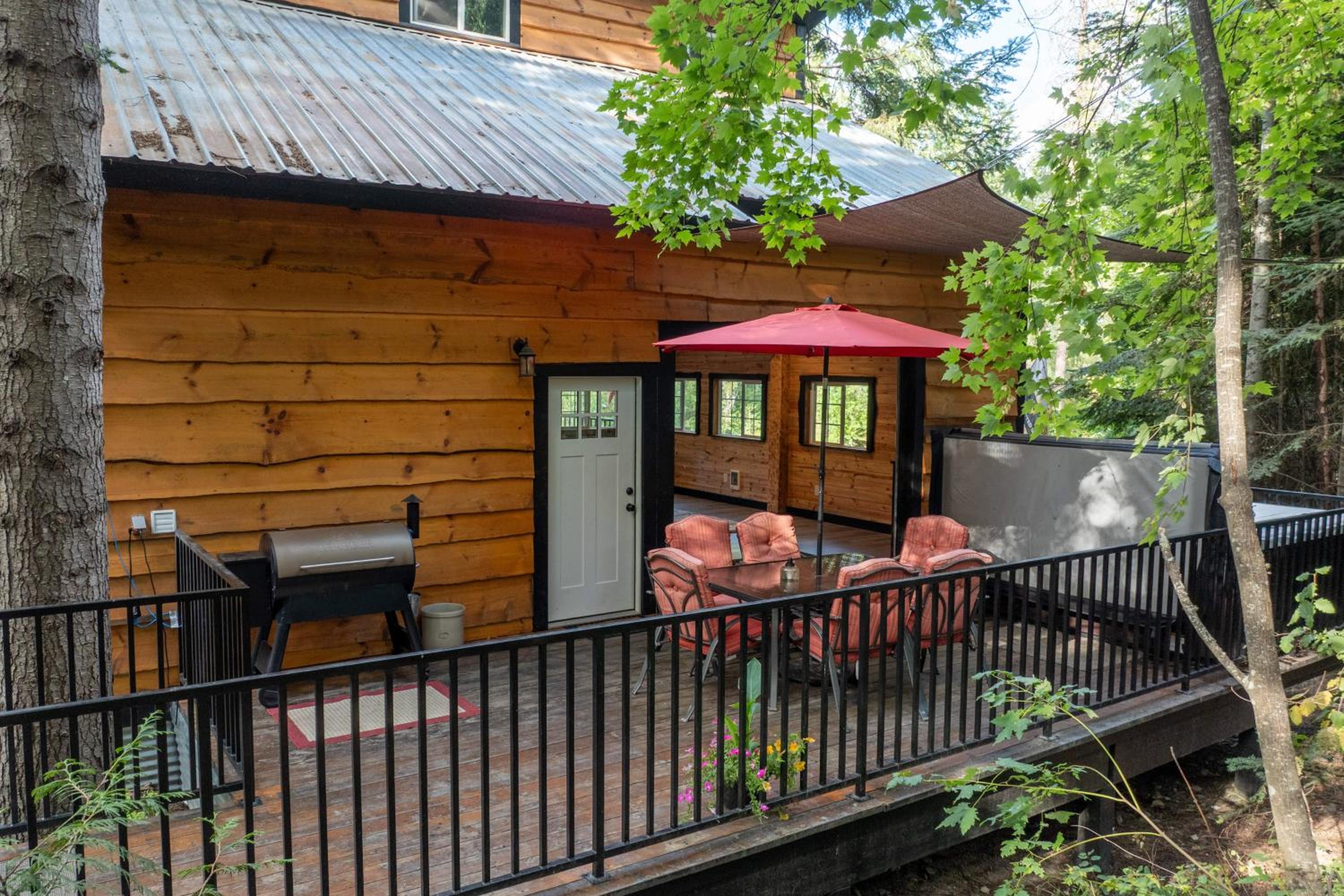 Hot Tub and Fire Pit Getaway on Pend Oreille River