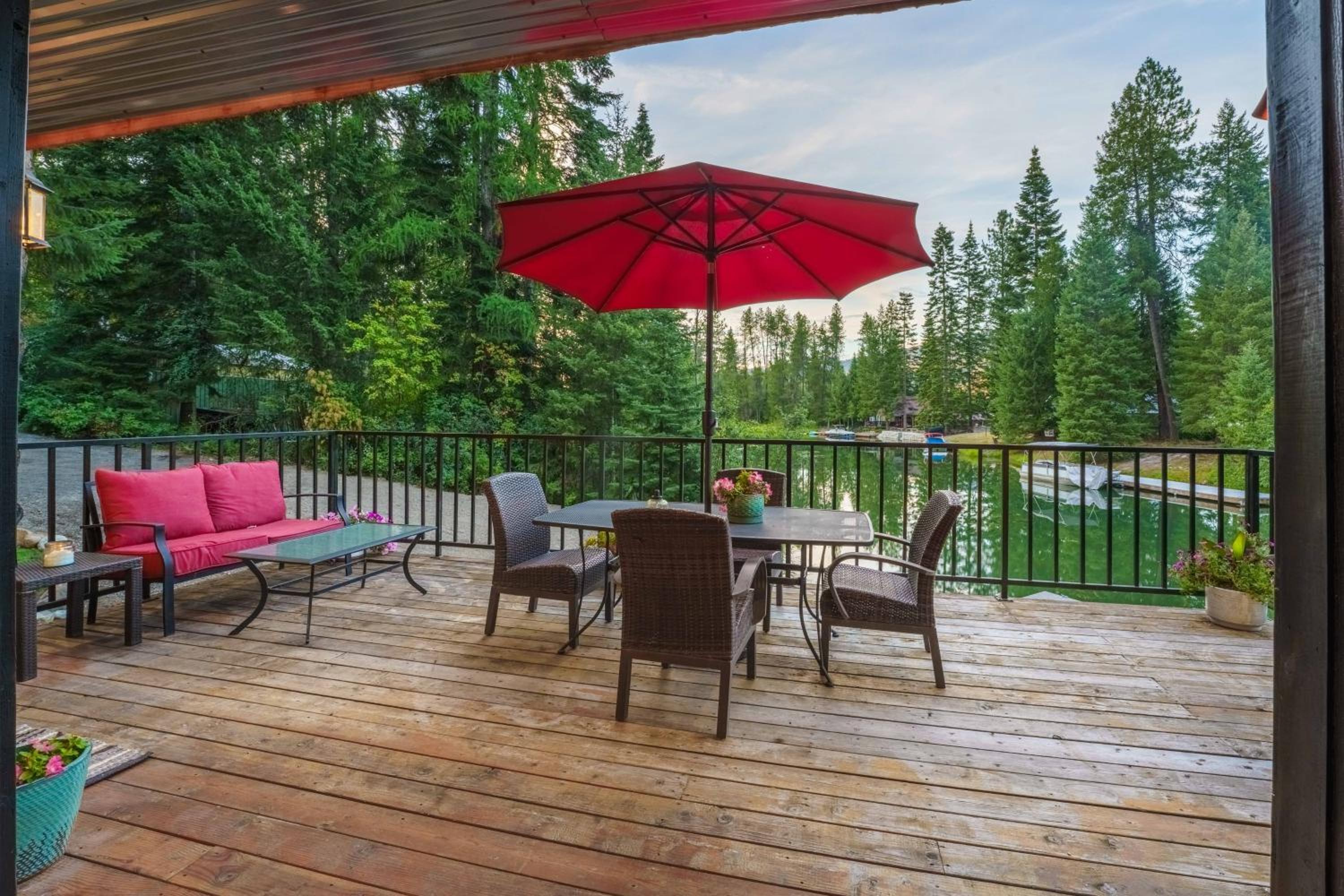 Hot Tub and Fire Pit Getaway on Pend Oreille River