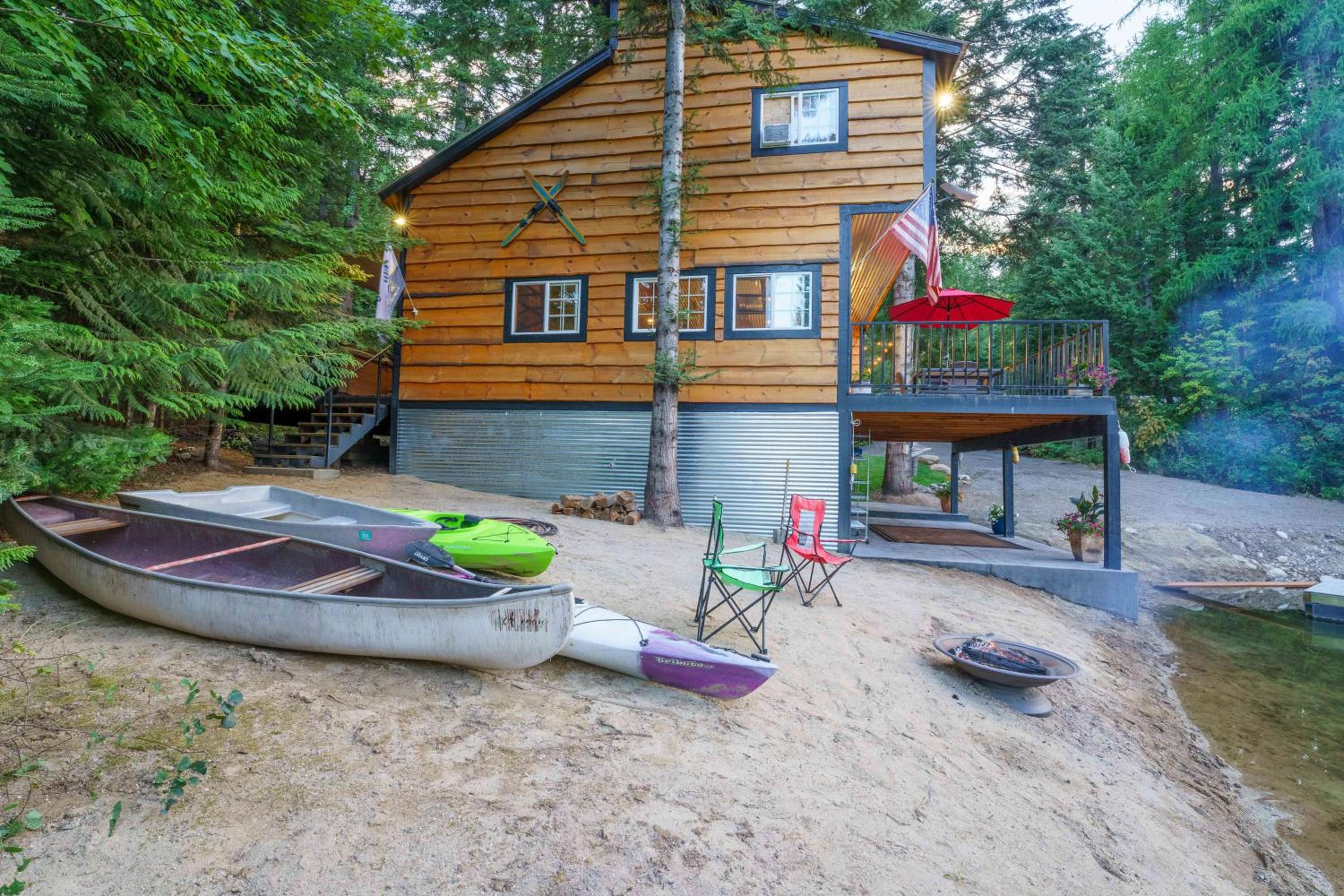 Hot Tub and Fire Pit Getaway on Pend Oreille River