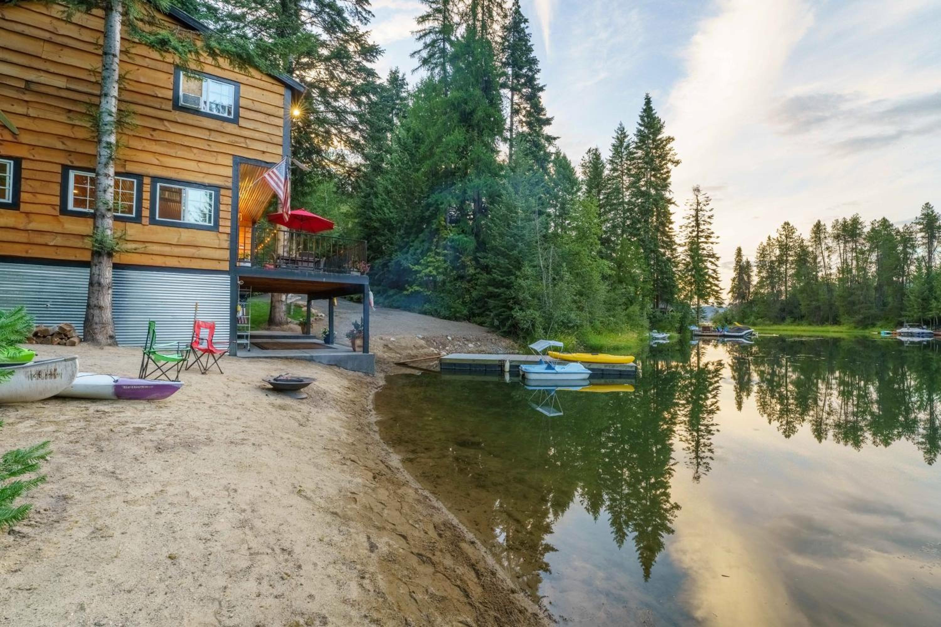 Hot Tub and Fire Pit Getaway on Pend Oreille River