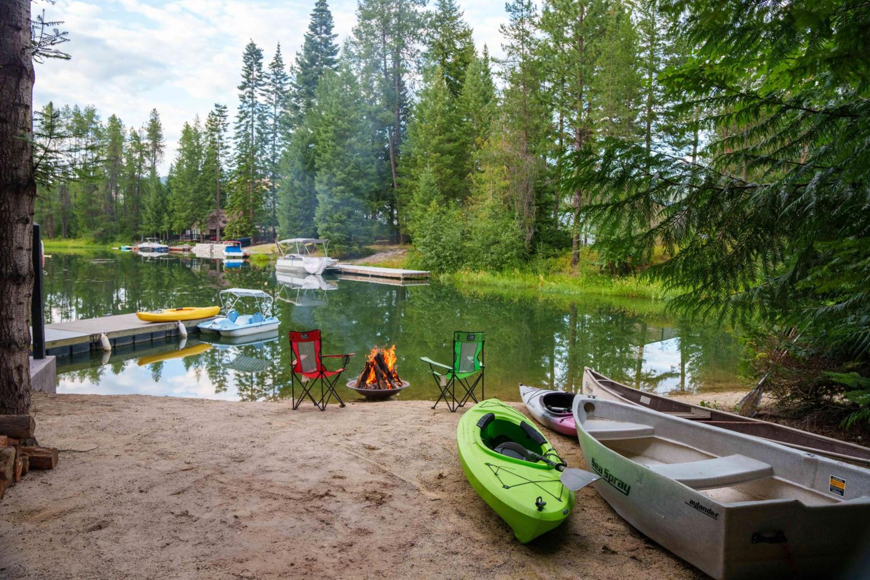 Hot Tub and Fire Pit Getaway on Pend Oreille River