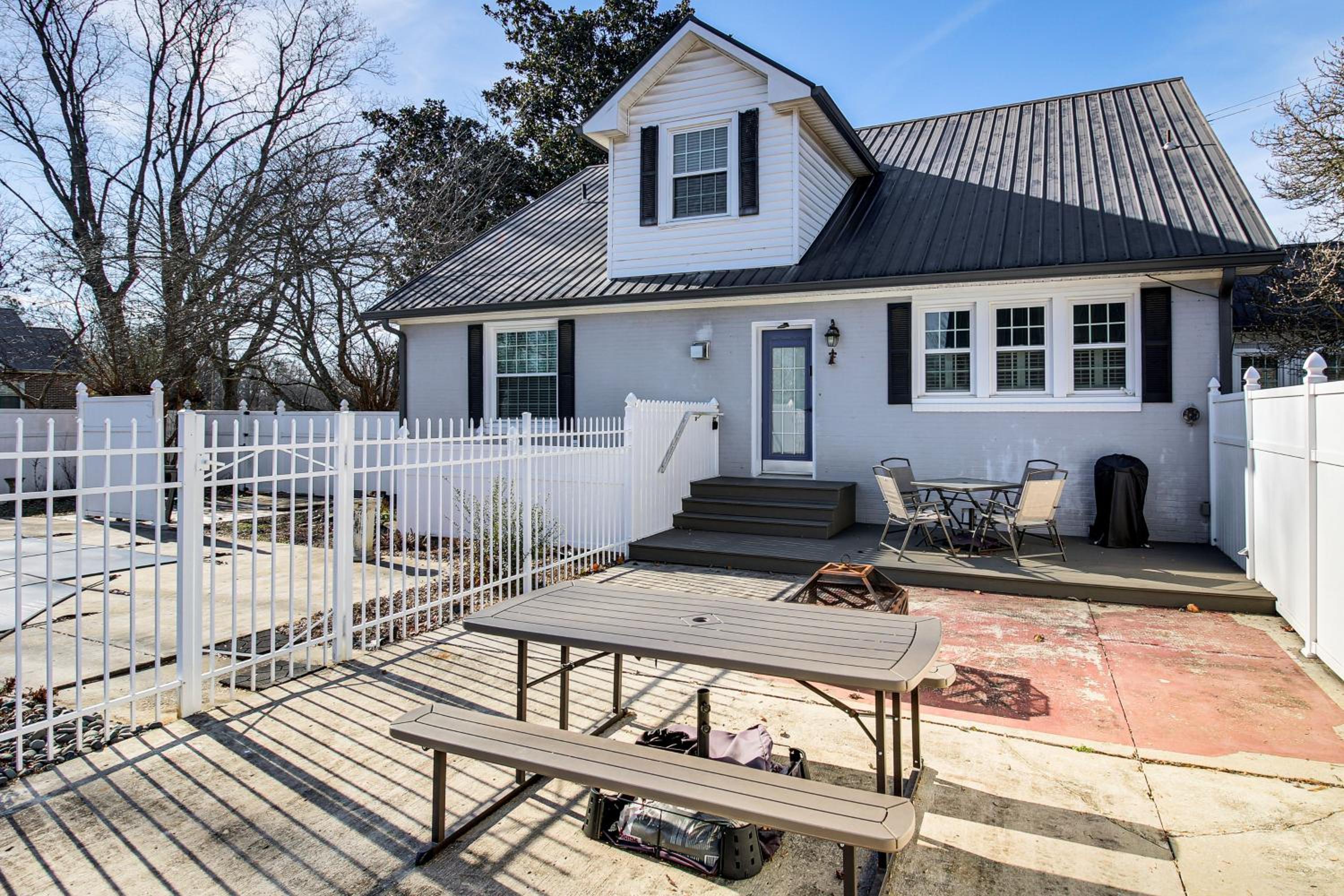 Pool, Patio and Putting Green Manchester Getaway