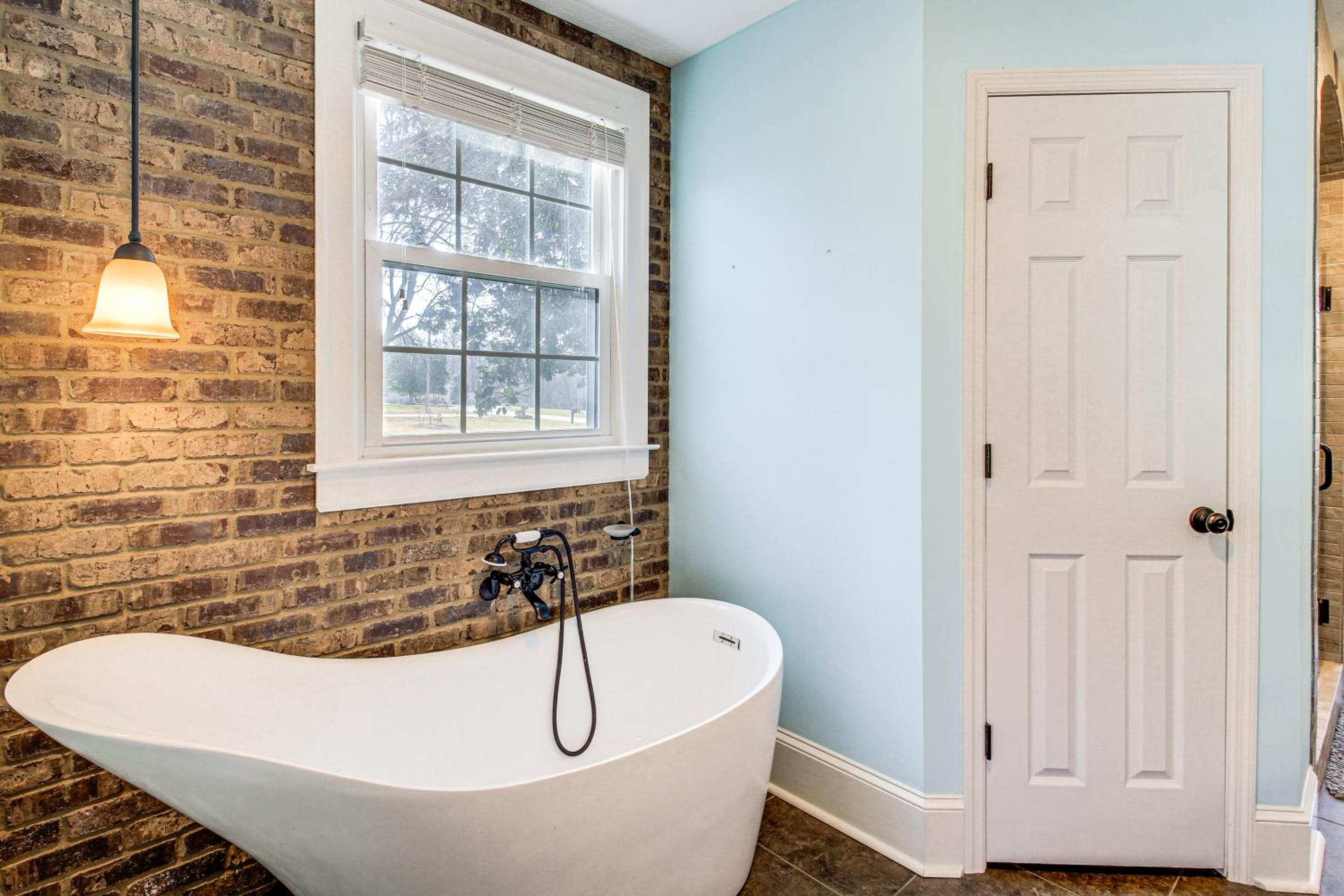 Pool, Patio and Putting Green Manchester Getaway