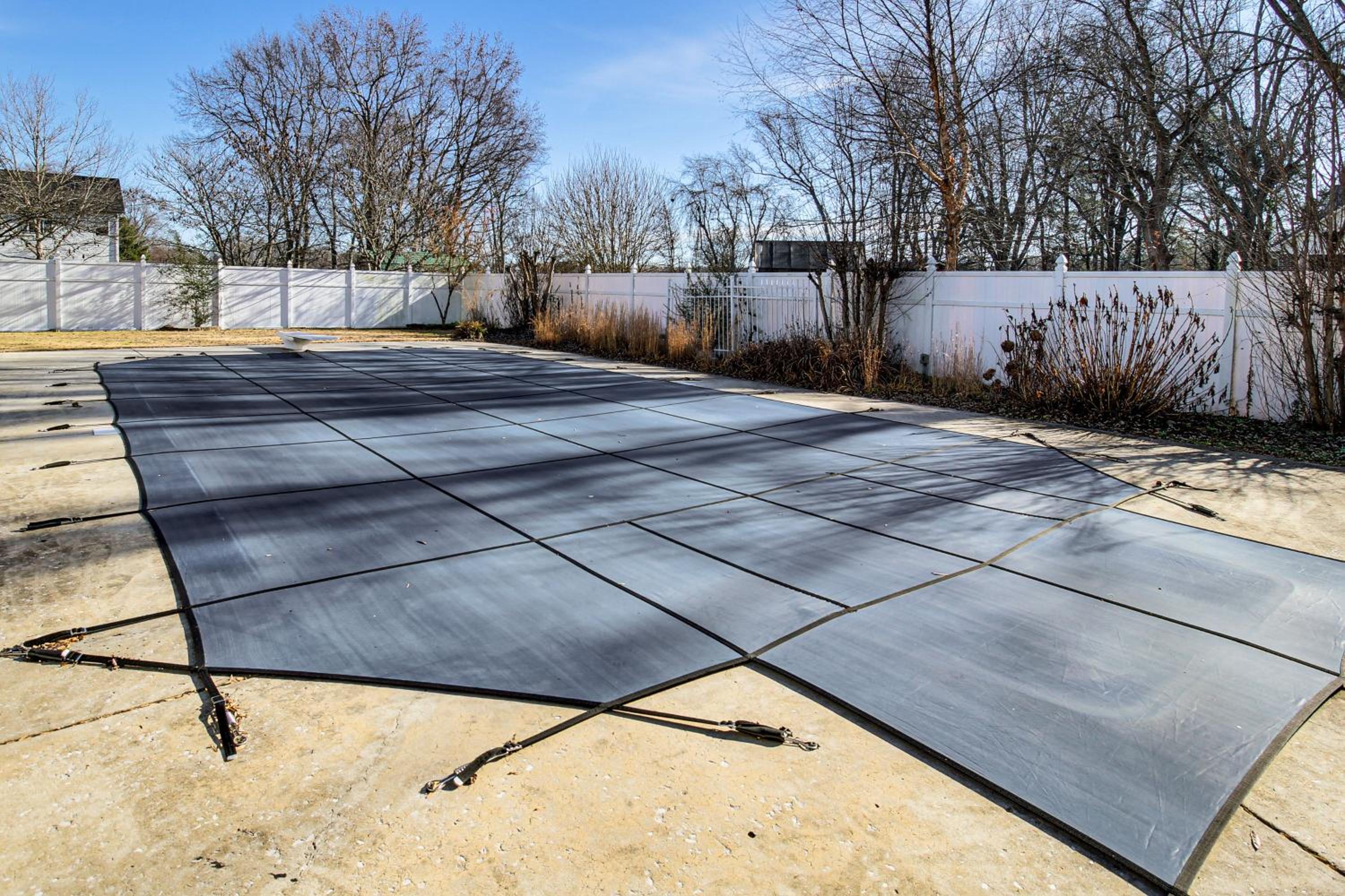 Pool, Patio and Putting Green Manchester Getaway