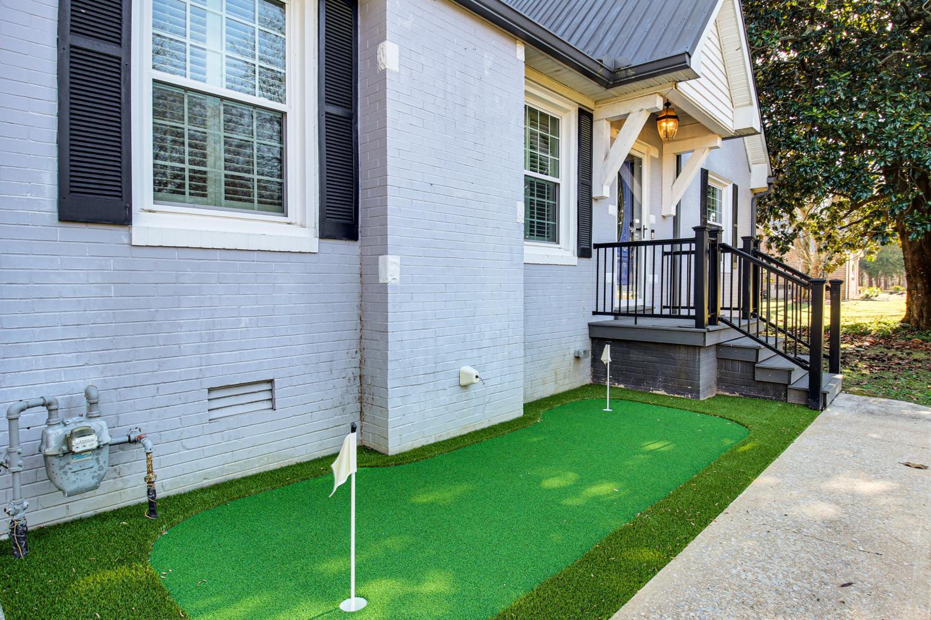Pool, Patio and Putting Green Manchester Getaway