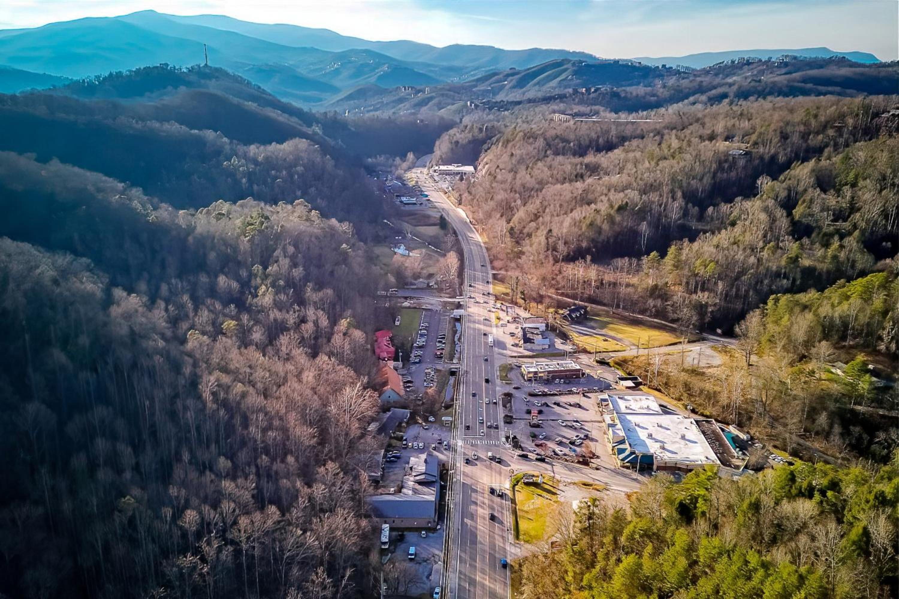 Creekside Home with Hot Tub, 3 Mi to Dtwn Gatlinburg