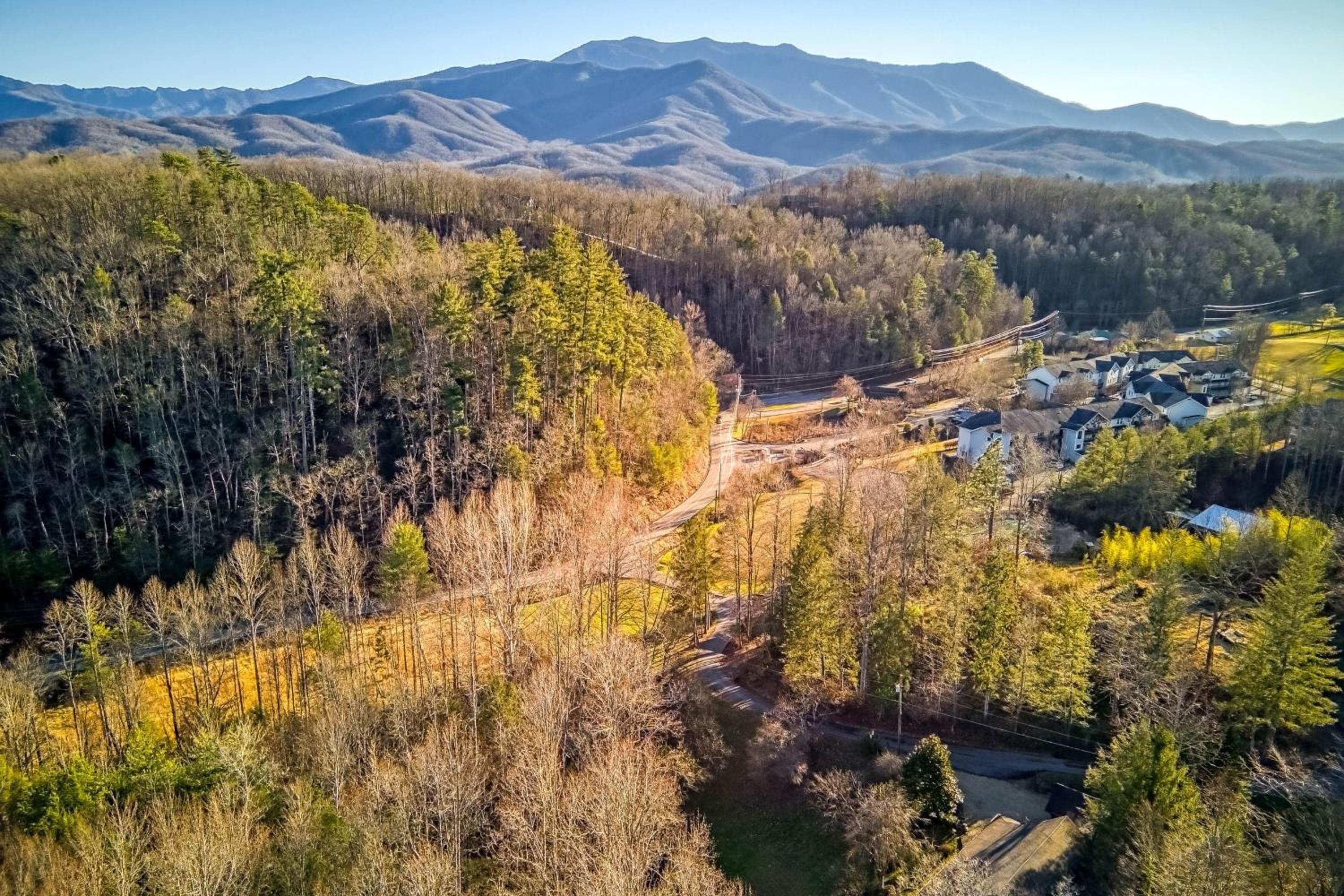Creekside Home with Hot Tub, 3 Mi to Dtwn Gatlinburg