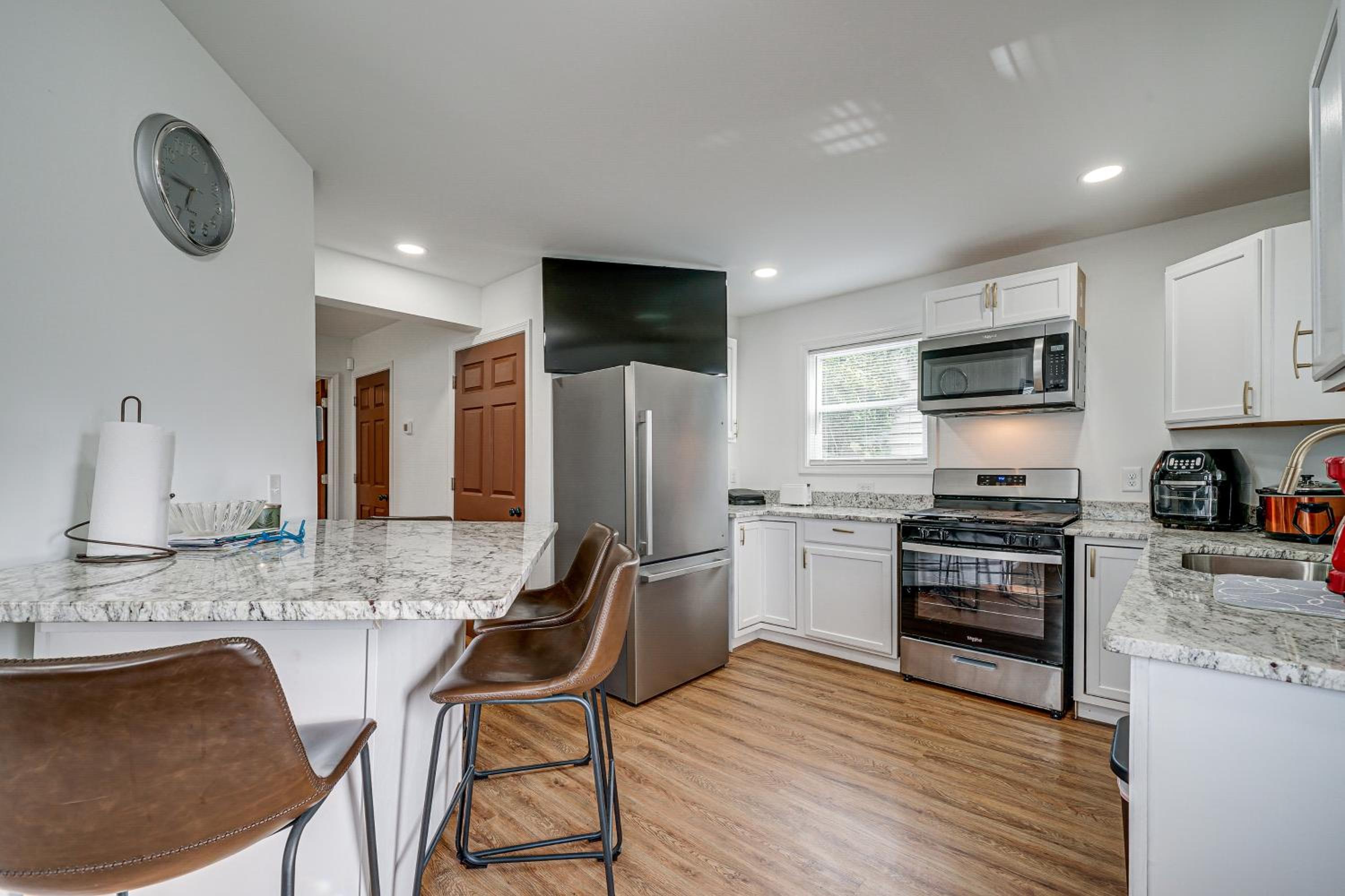 1 Mi to Wilmington Riverwalk Getaway with Gas Grill