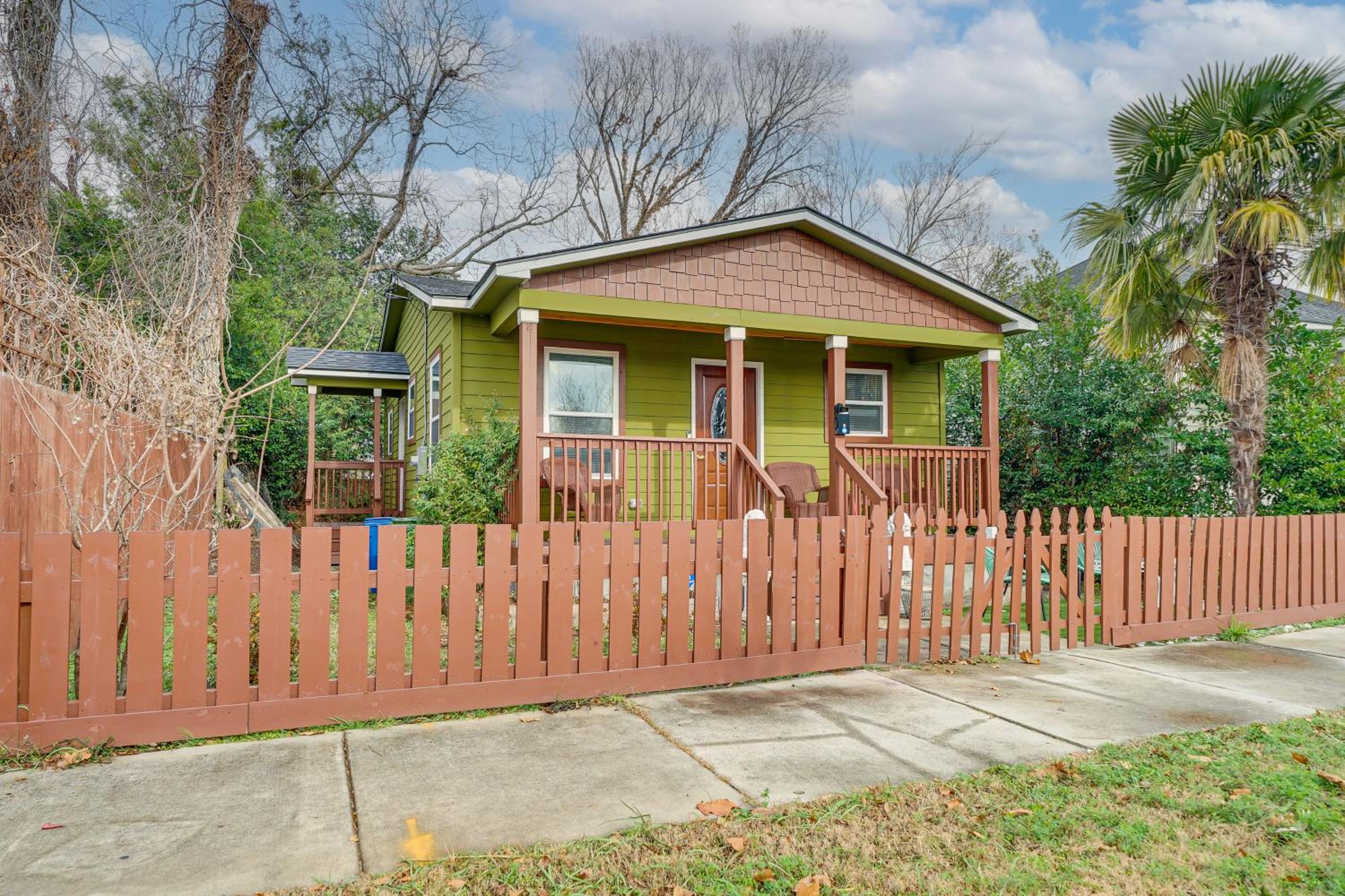 1 Mi to Wilmington Riverwalk Getaway with Gas Grill