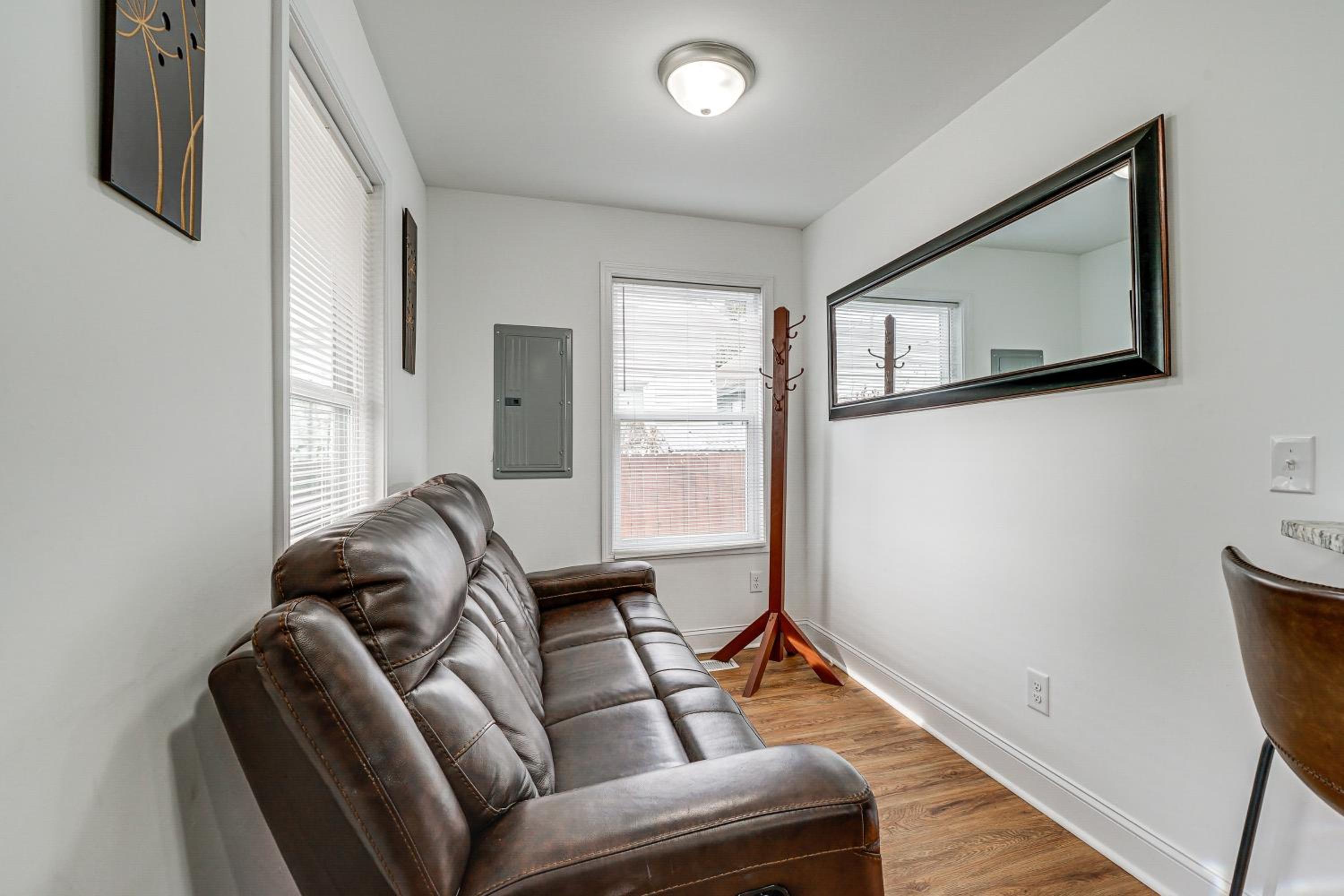 1 Mi to Wilmington Riverwalk Getaway with Gas Grill