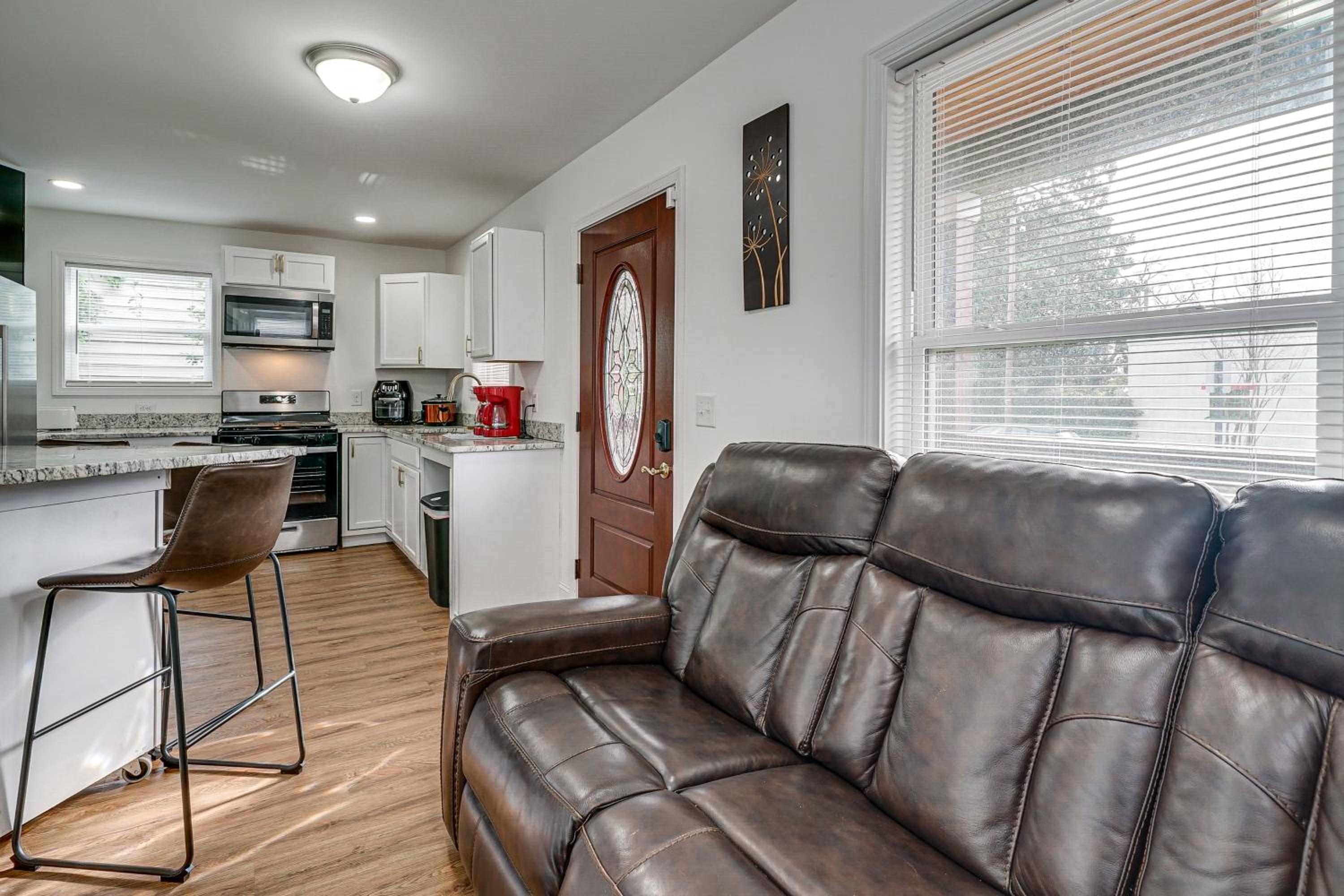 1 Mi to Wilmington Riverwalk Getaway with Gas Grill