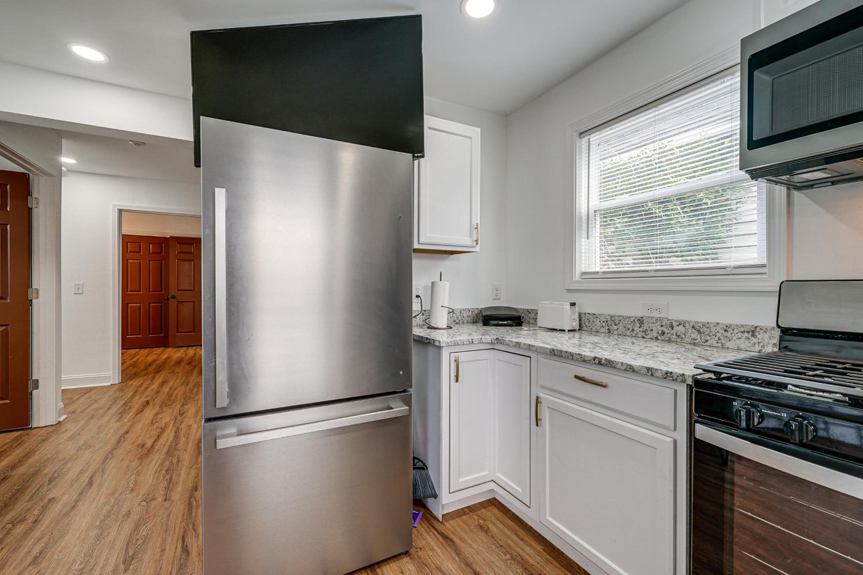 1 Mi to Wilmington Riverwalk Getaway with Gas Grill