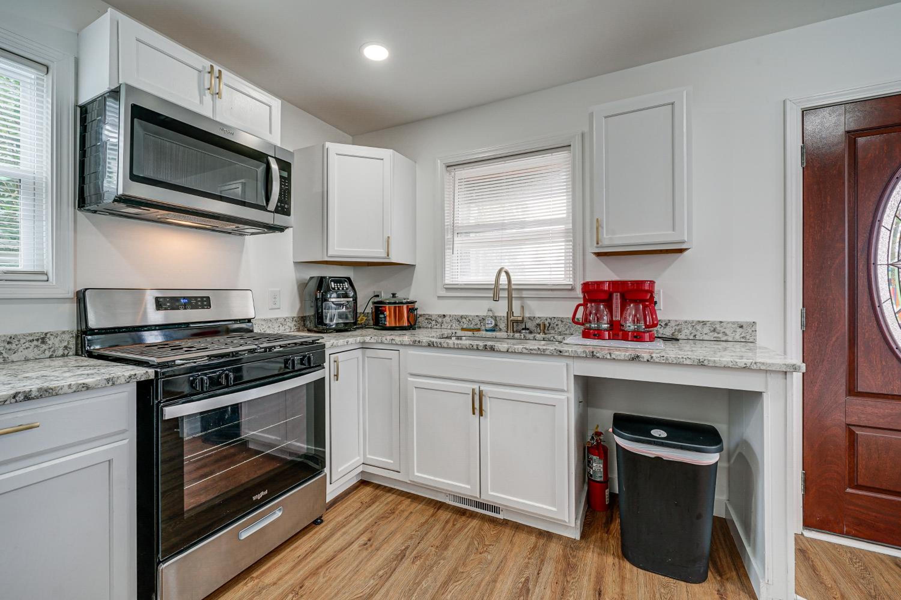 1 Mi to Wilmington Riverwalk Getaway with Gas Grill
