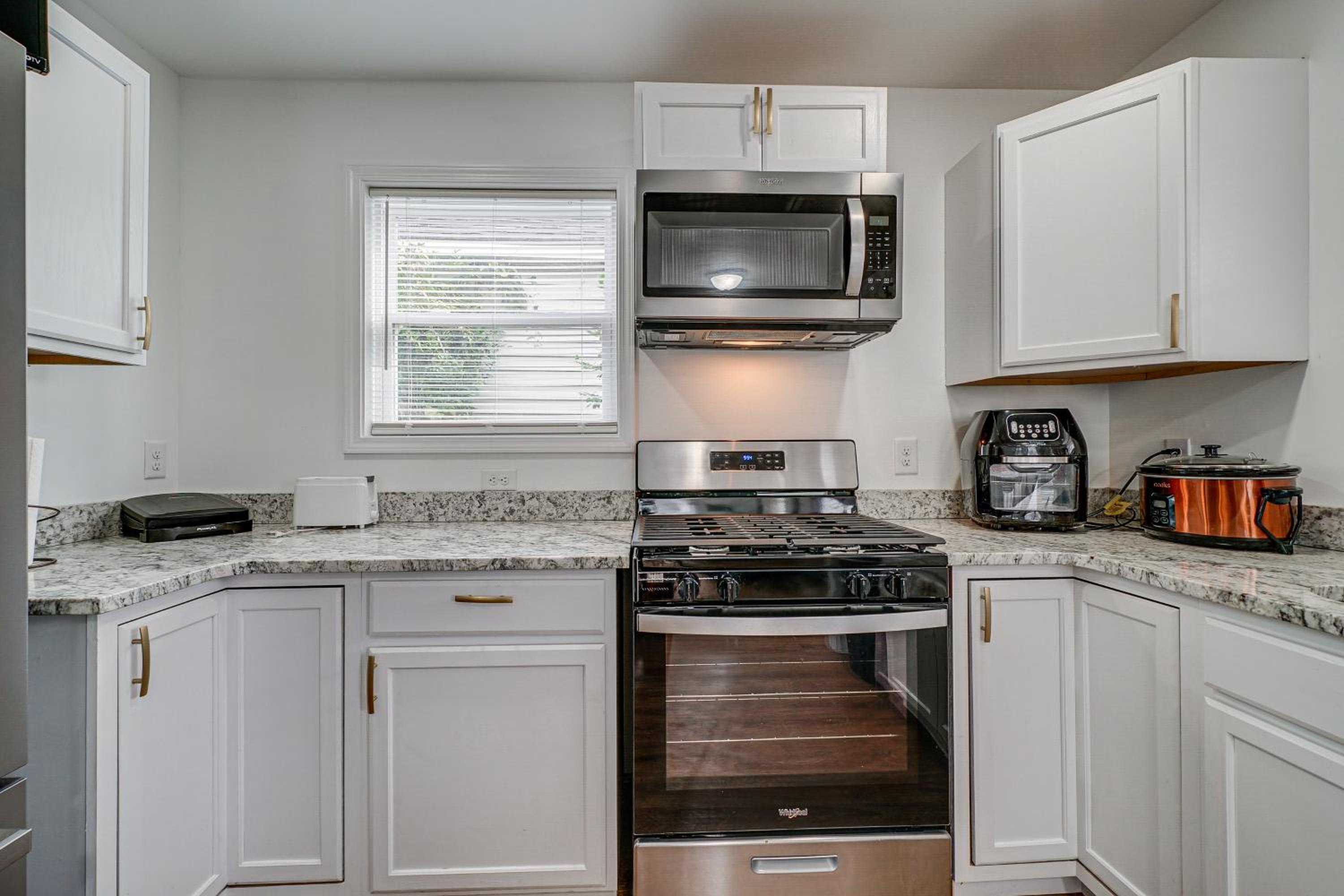 1 Mi to Wilmington Riverwalk Getaway with Gas Grill