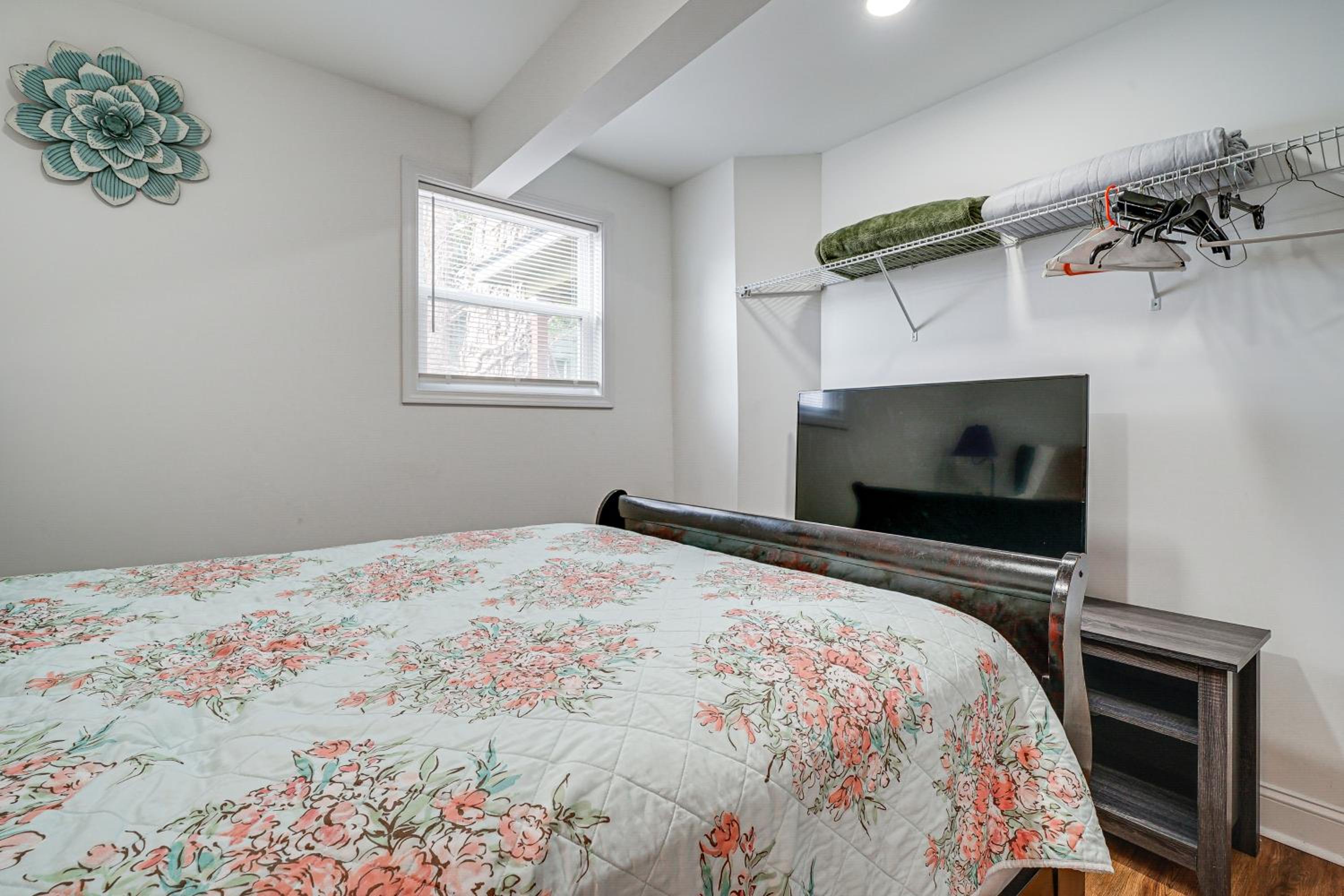 1 Mi to Wilmington Riverwalk Getaway with Gas Grill