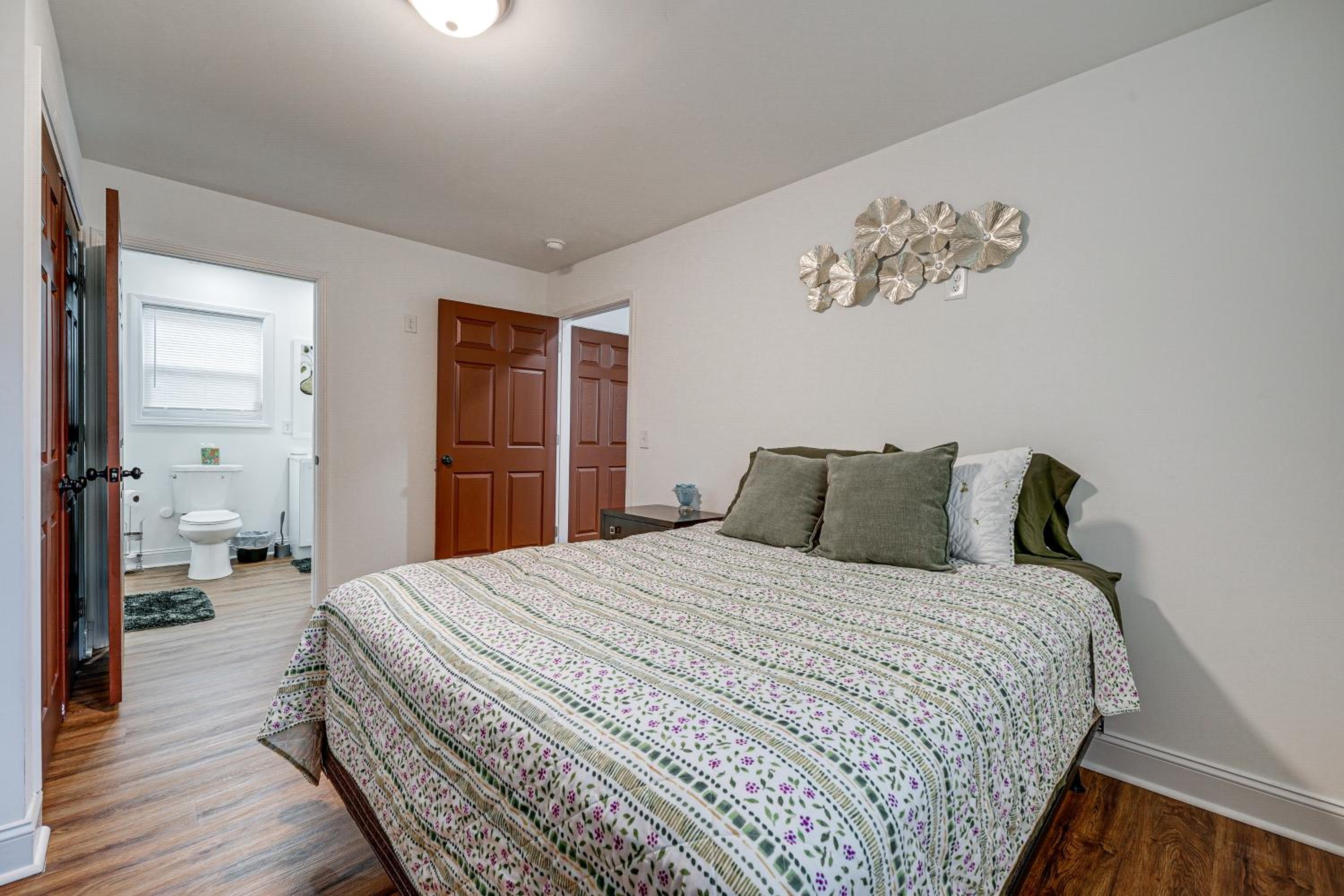 1 Mi to Wilmington Riverwalk Getaway with Gas Grill