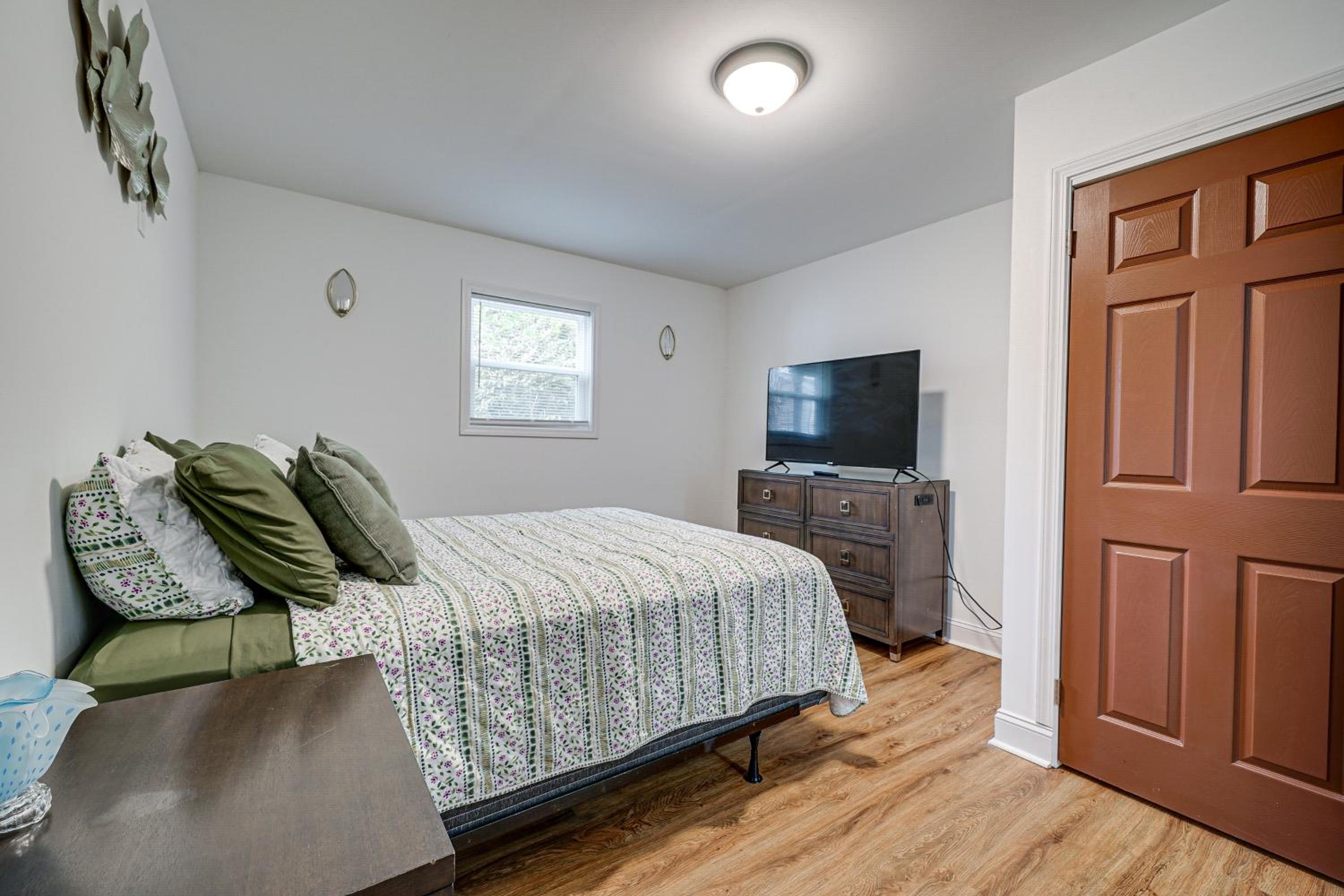 1 Mi to Wilmington Riverwalk Getaway with Gas Grill