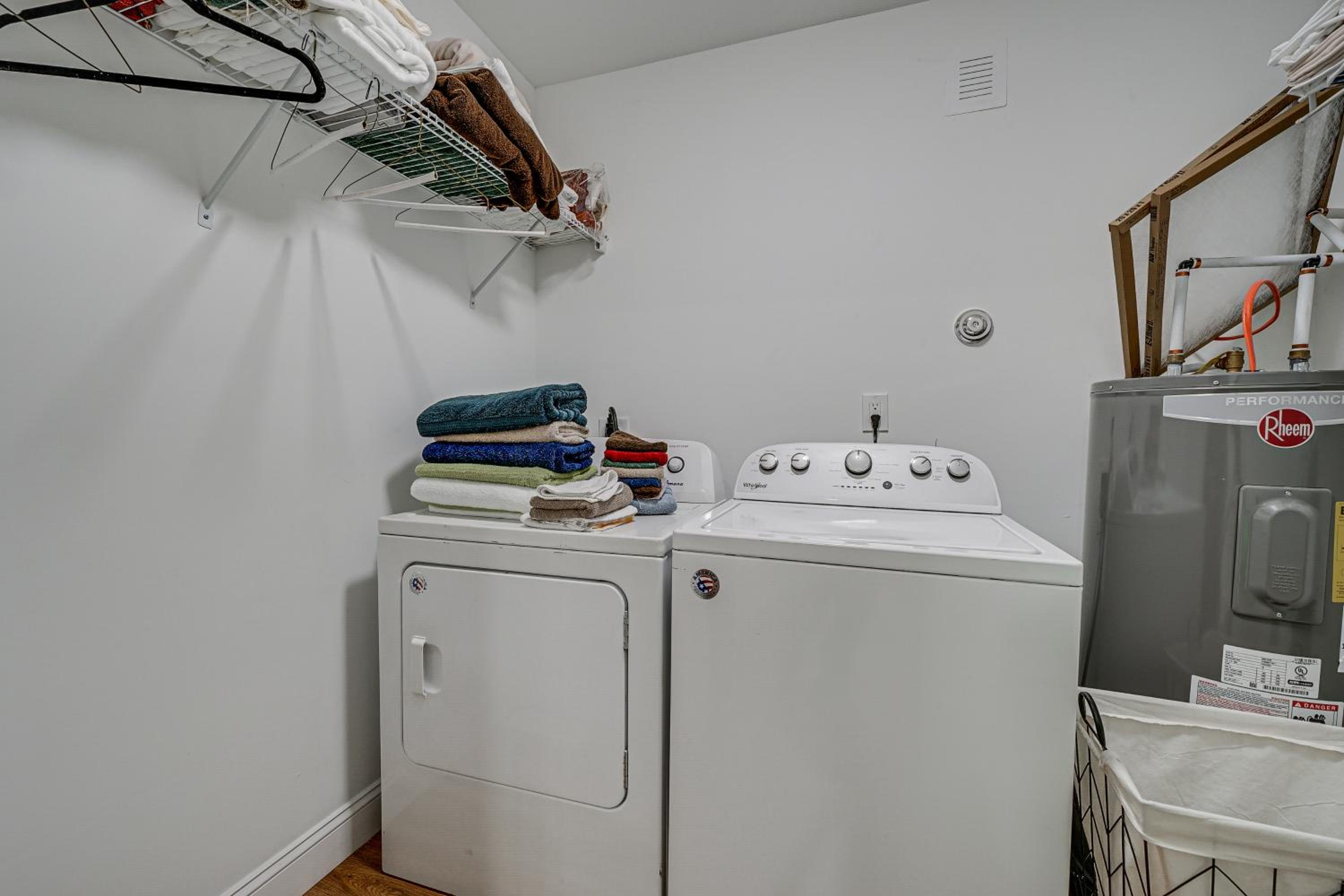 1 Mi to Wilmington Riverwalk Getaway with Gas Grill
