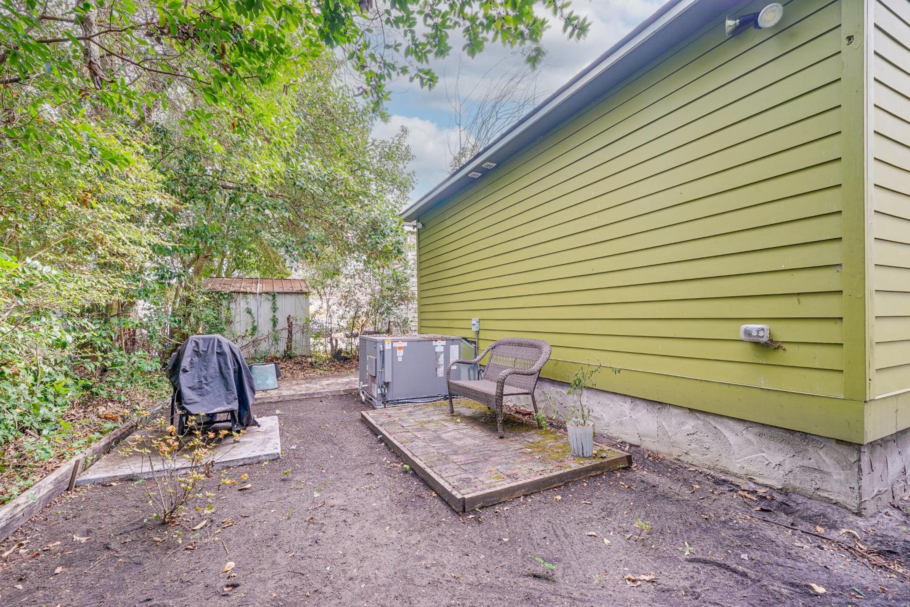 1 Mi to Wilmington Riverwalk Getaway with Gas Grill