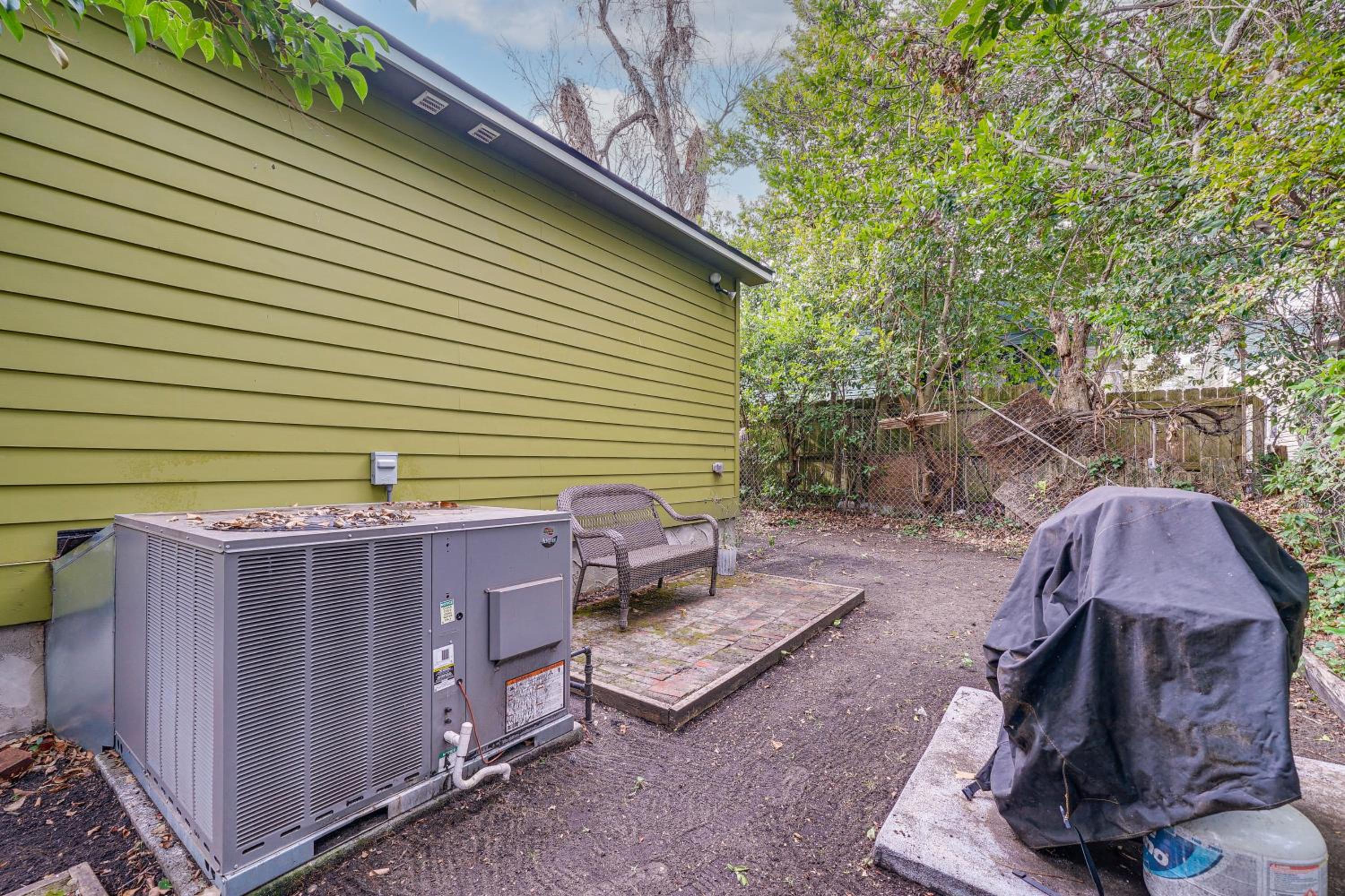 1 Mi to Wilmington Riverwalk Getaway with Gas Grill