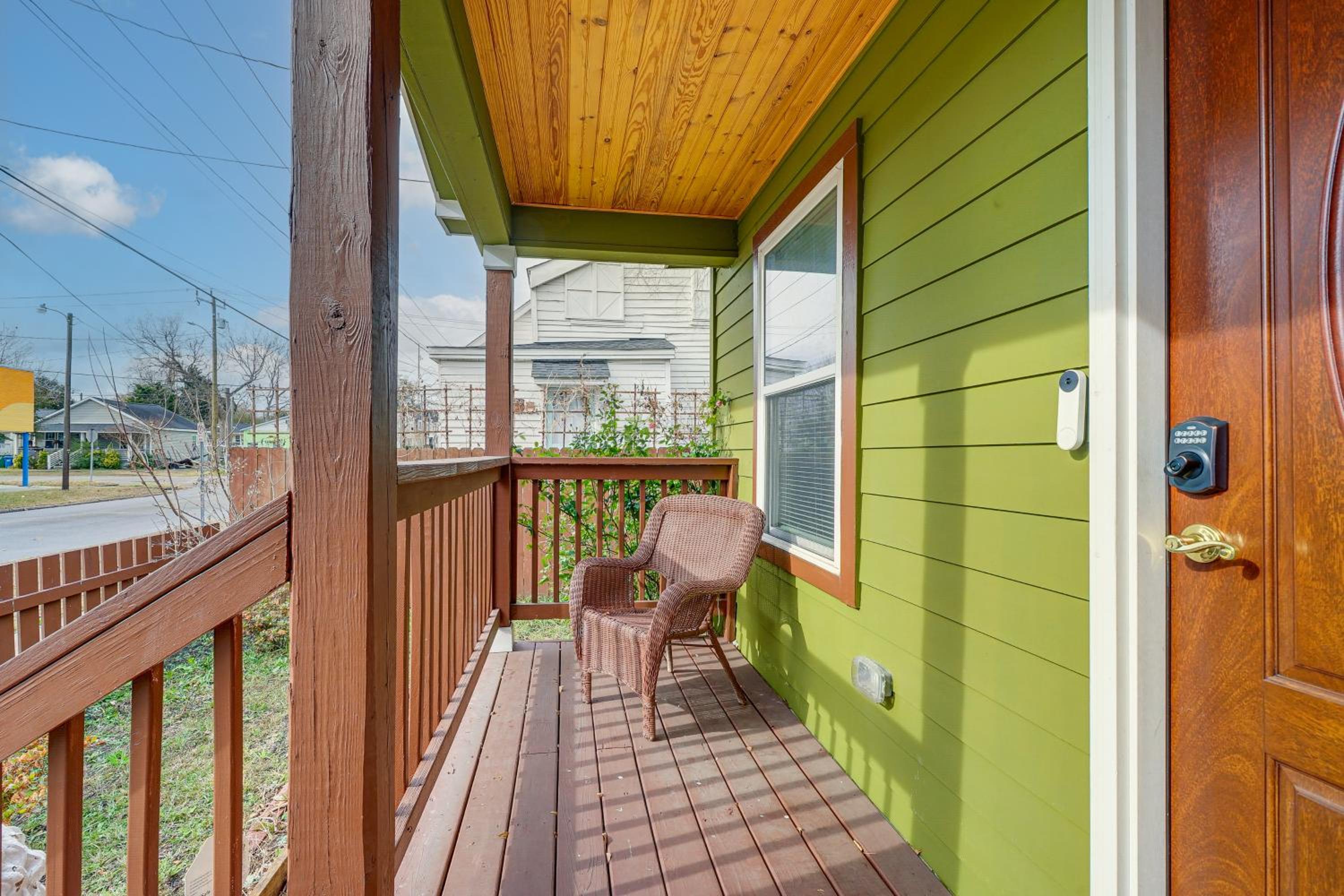 1 Mi to Wilmington Riverwalk Getaway with Gas Grill