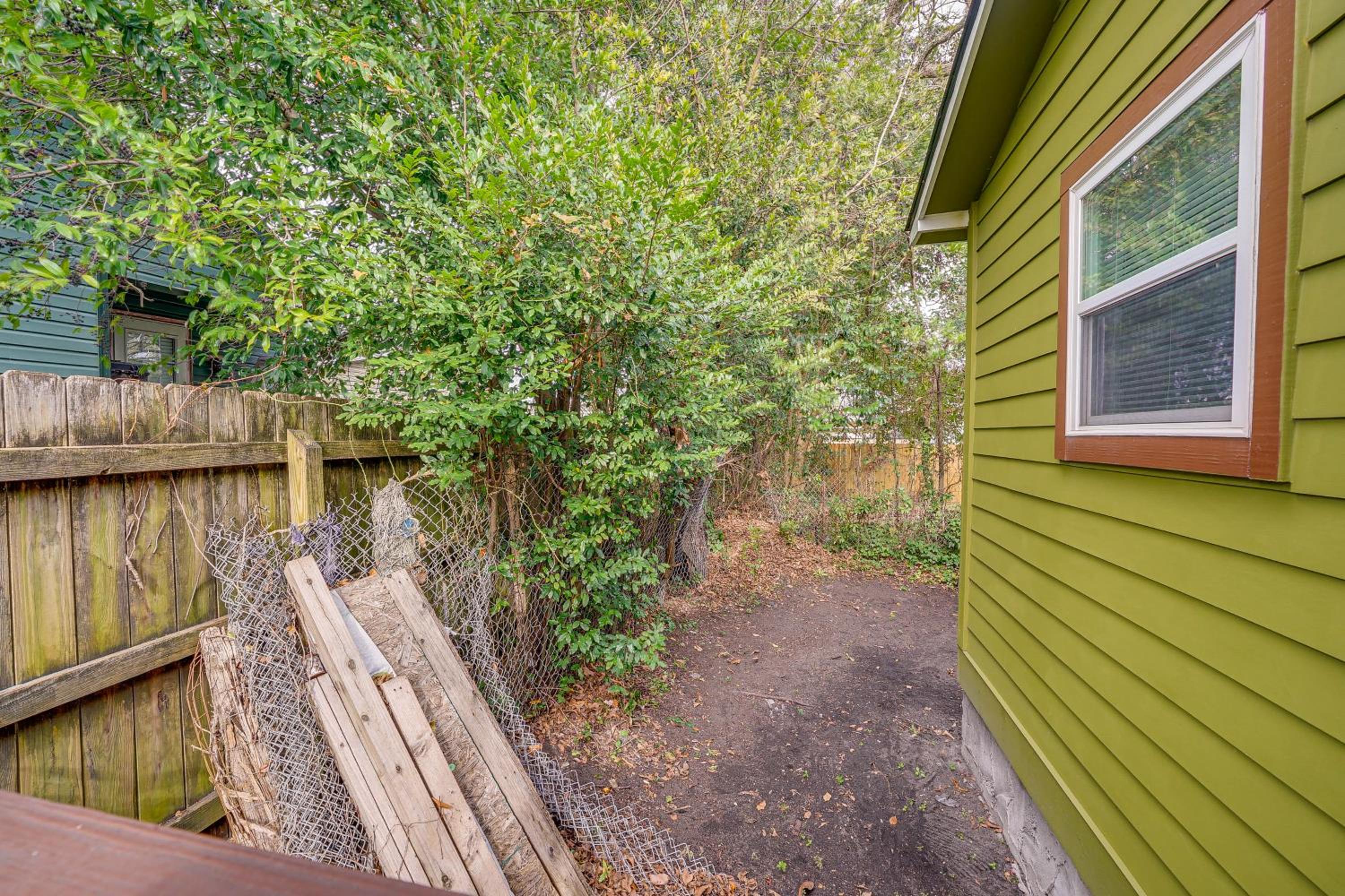 1 Mi to Wilmington Riverwalk Getaway with Gas Grill