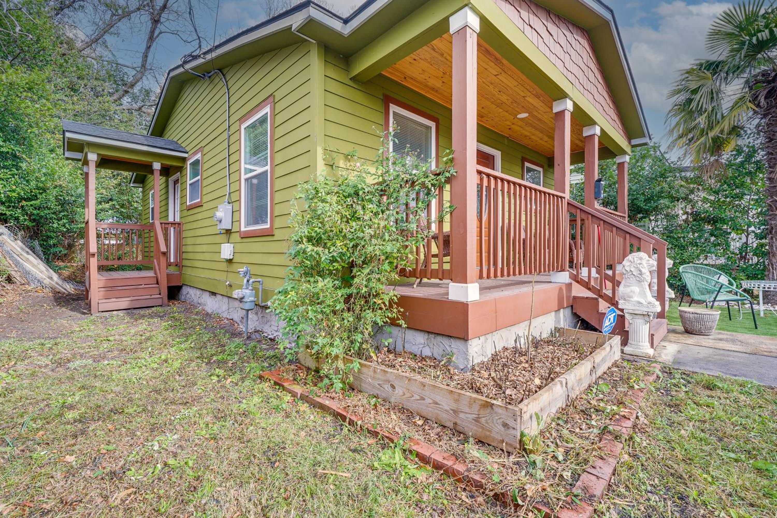 1 Mi to Wilmington Riverwalk Getaway with Gas Grill