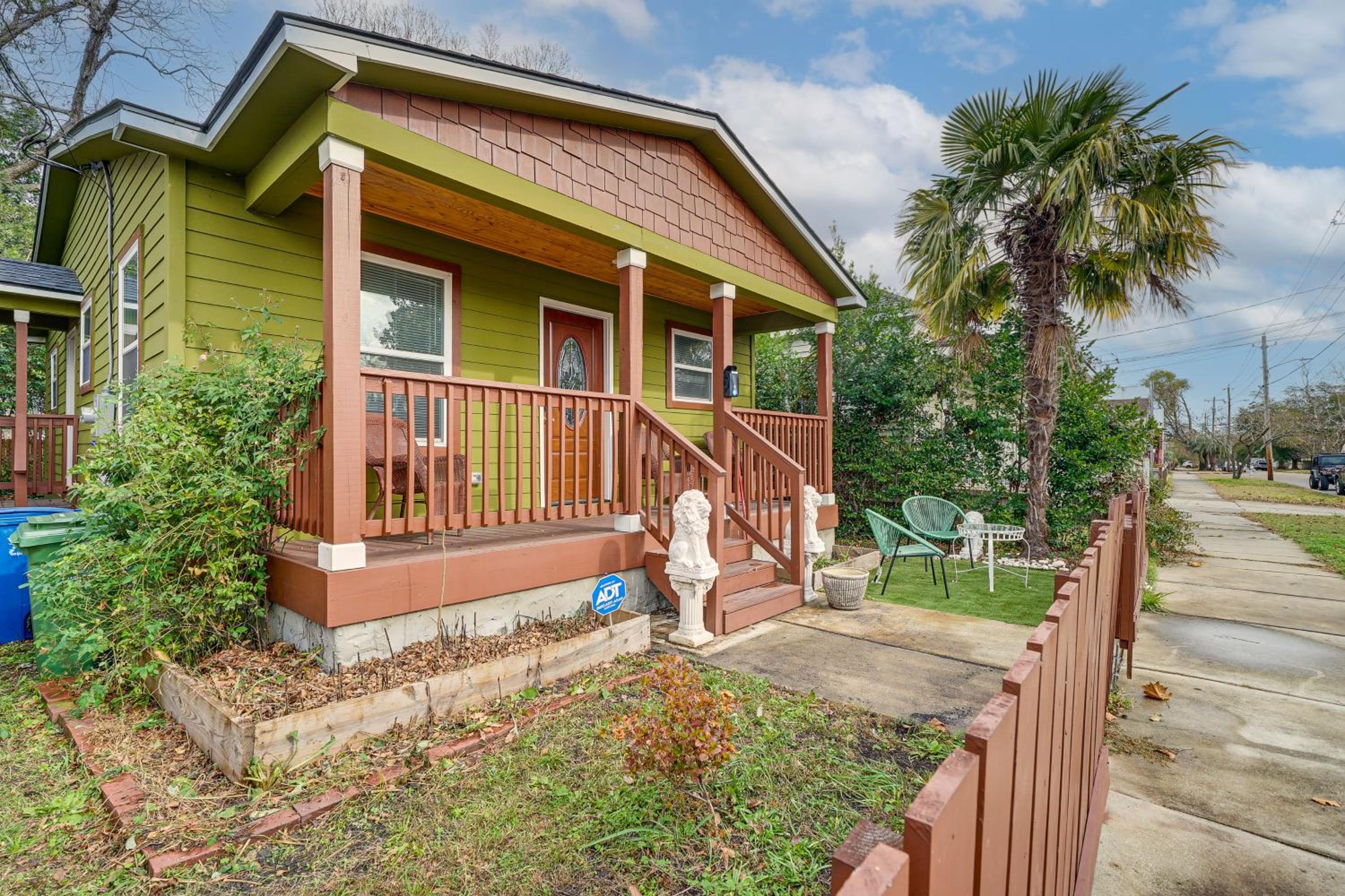 1 Mi to Wilmington Riverwalk Getaway with Gas Grill